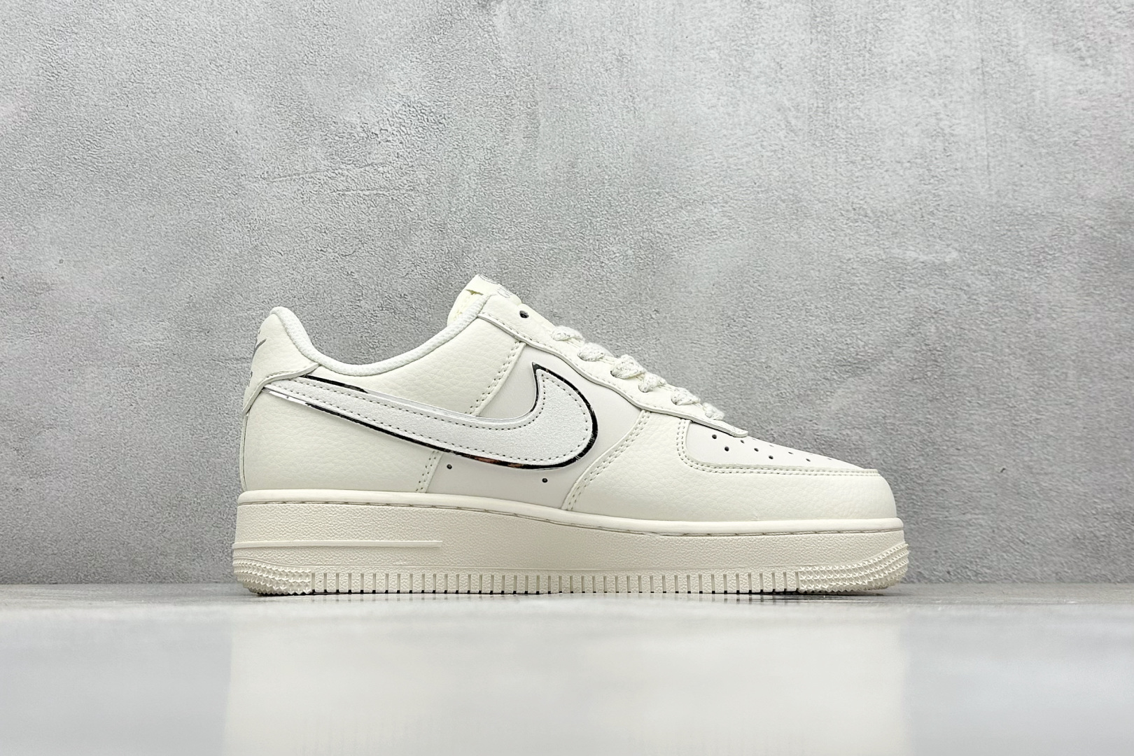  
Nike Air Force 1 Low 07 x GUCCI 白银小钩
原楦头原纸板 打造纯正低帮