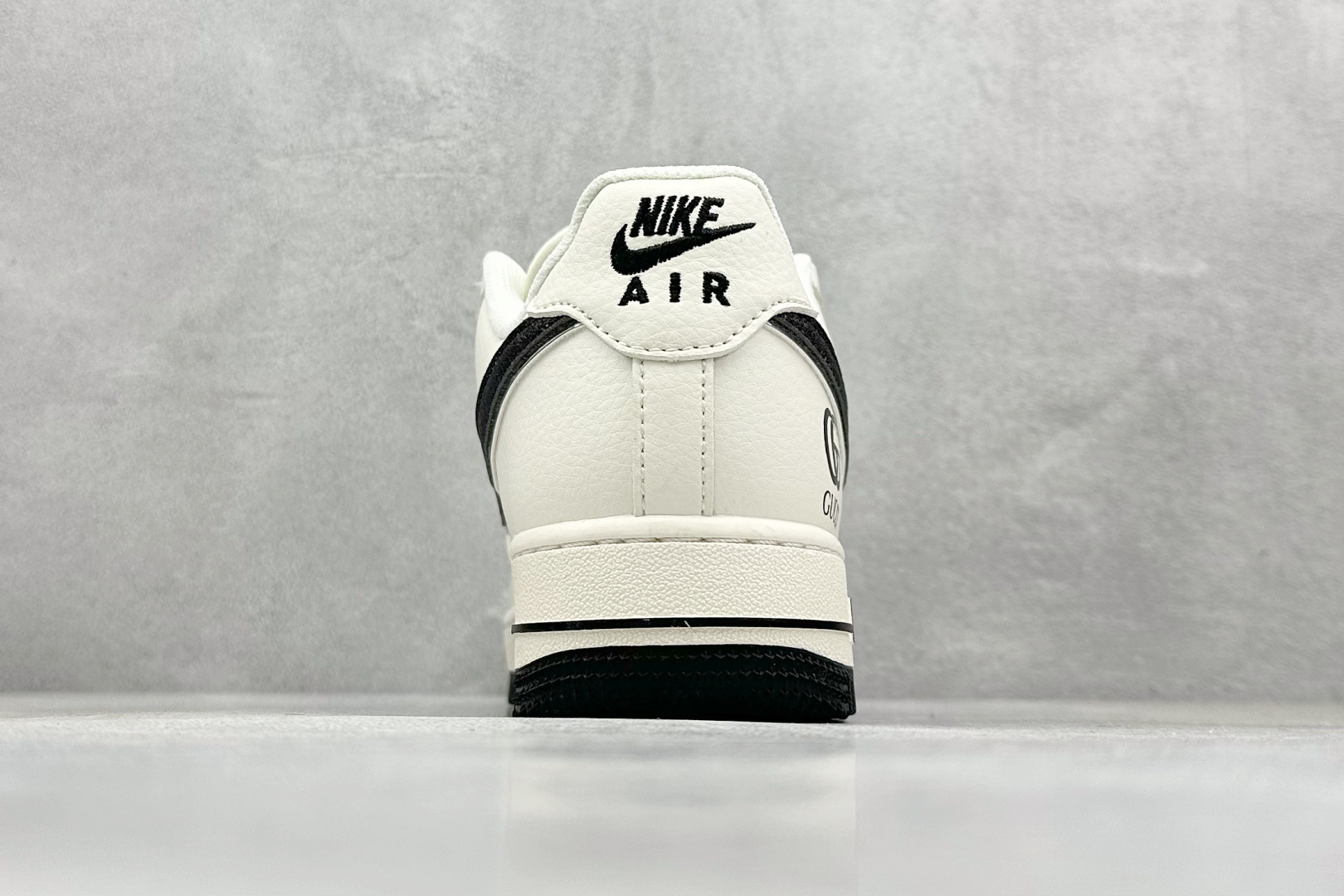  
Nike Air Force 1 Low 07 x GUCCI 白黑小钩
原楦头原纸板 打造纯正低帮