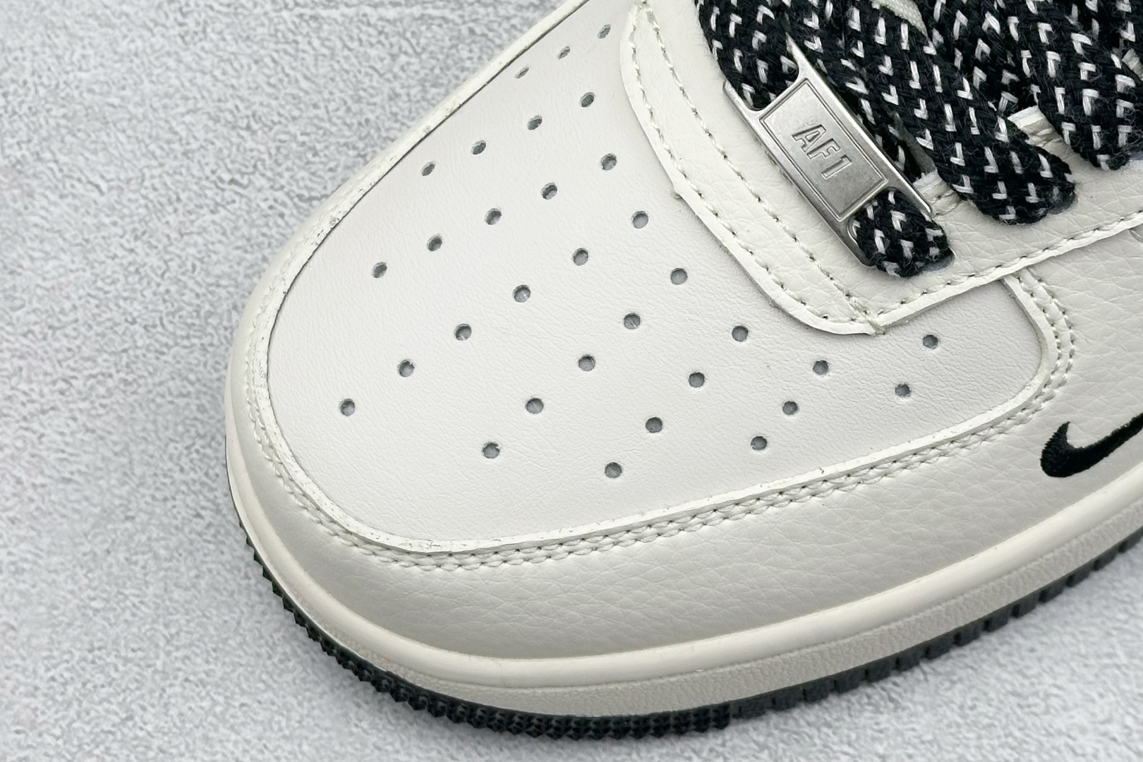  
Nike Air Force 1 Low 07 x GUCCI 白黑小钩
原楦头原纸板 打造纯正低帮
