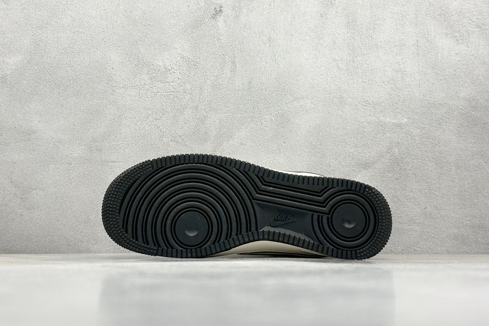  
Nike Air Force 1 Low 07 x GUCCI 白黑小钩
原楦头原纸板 打造纯正低帮