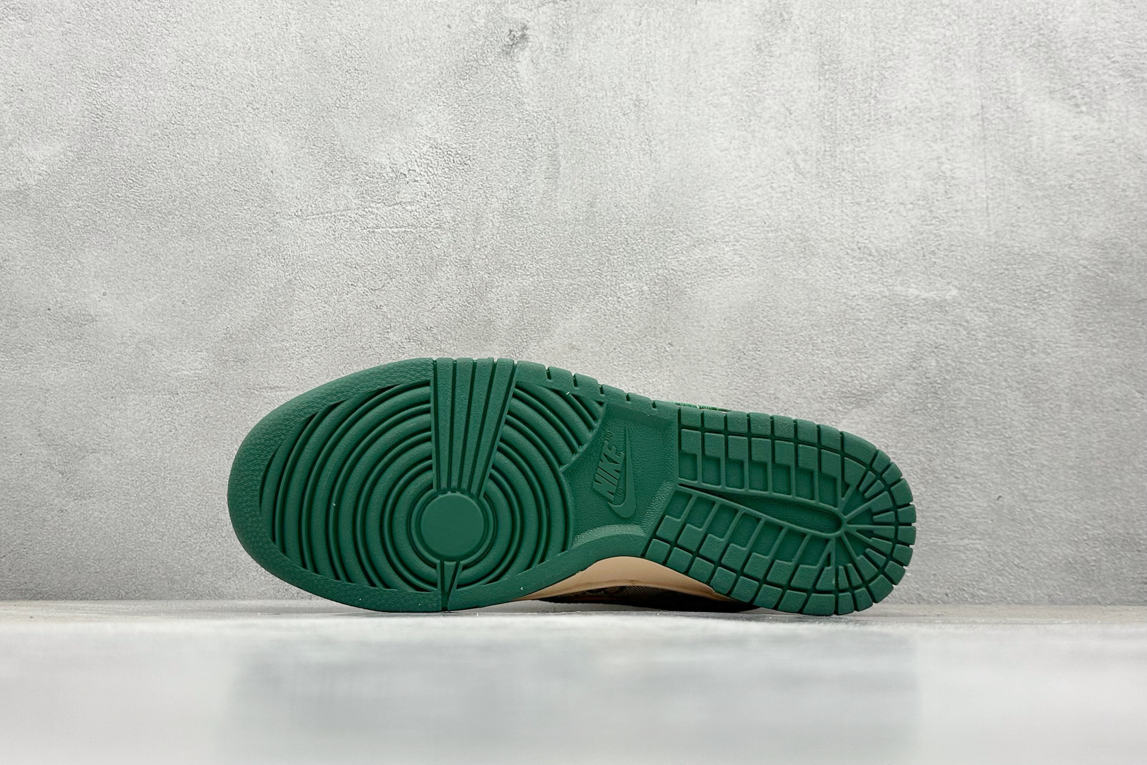  终端放店
XC版 Nk SB Dunk Low 古驰联名-米黄绿勾 周年高端定制 低帮休闲板鞋
#周年