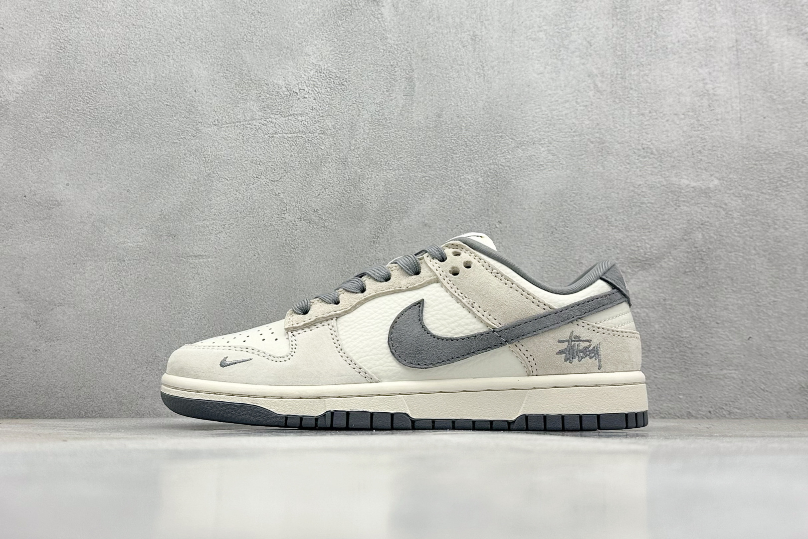 终端放店
XC版 Stussy x Nk SB Dunk Low 斯图西联名-米灰猪八 周年高端定制