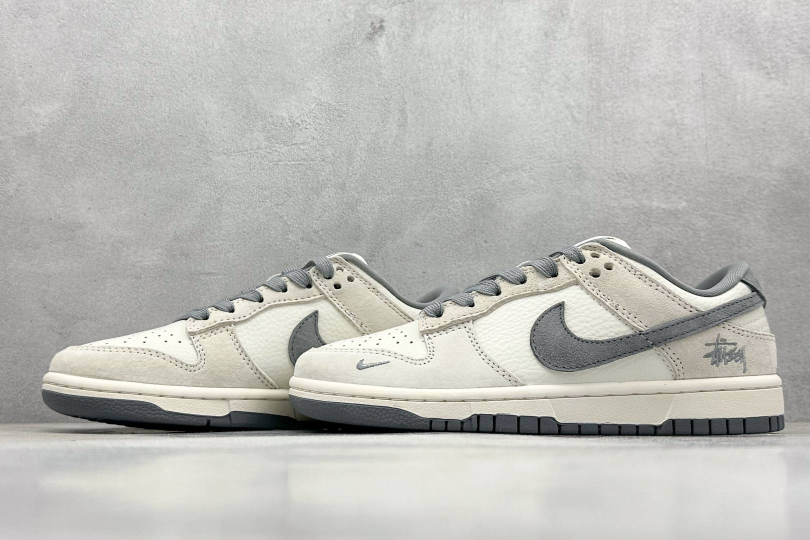 终端放店
XC版 Stussy x Nk SB Dunk Low 斯图西联名-米灰猪八 周年高端定制