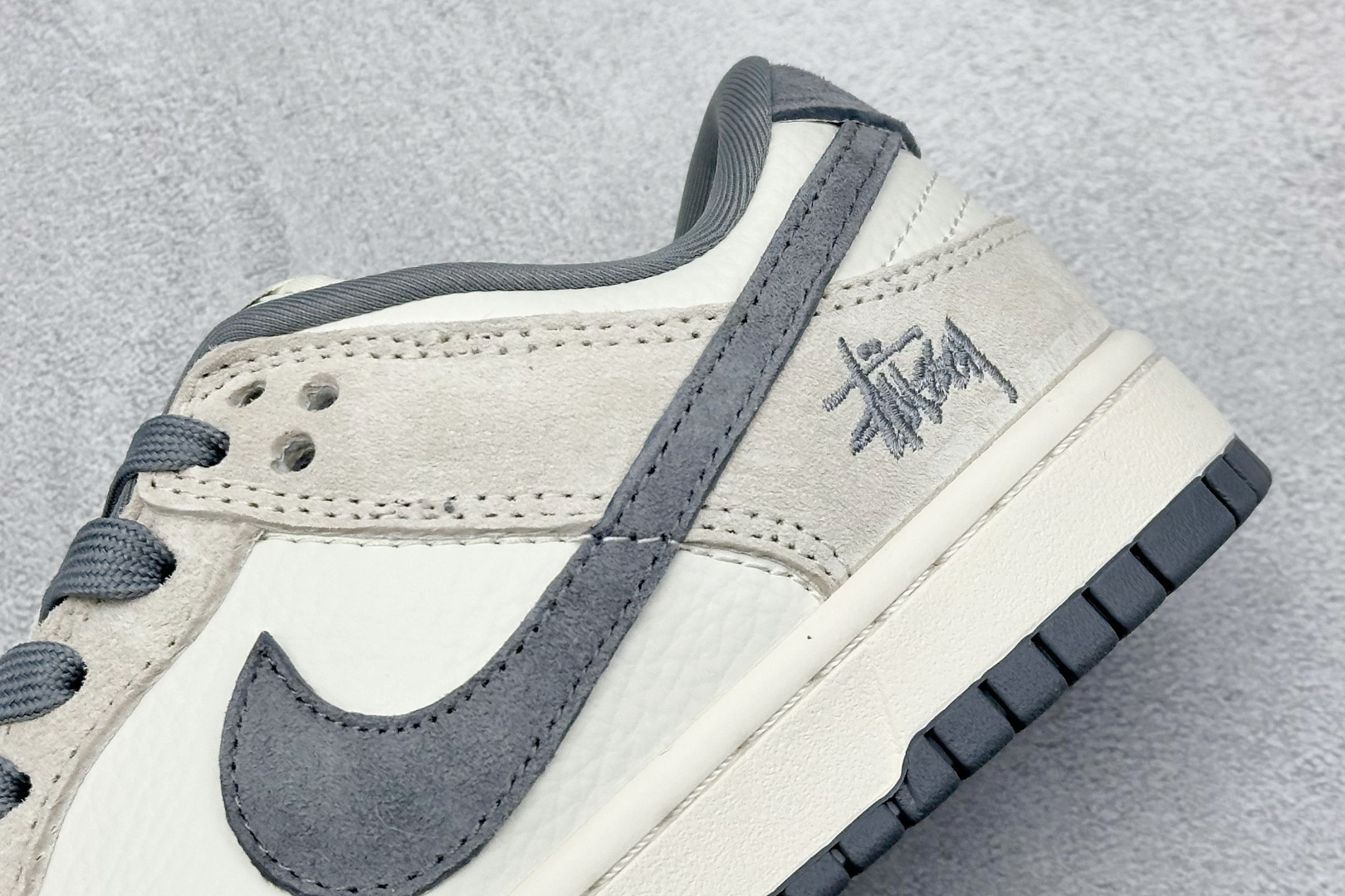 终端放店
XC版 Stussy x Nk SB Dunk Low 斯图西联名-米灰猪八 周年高端定制