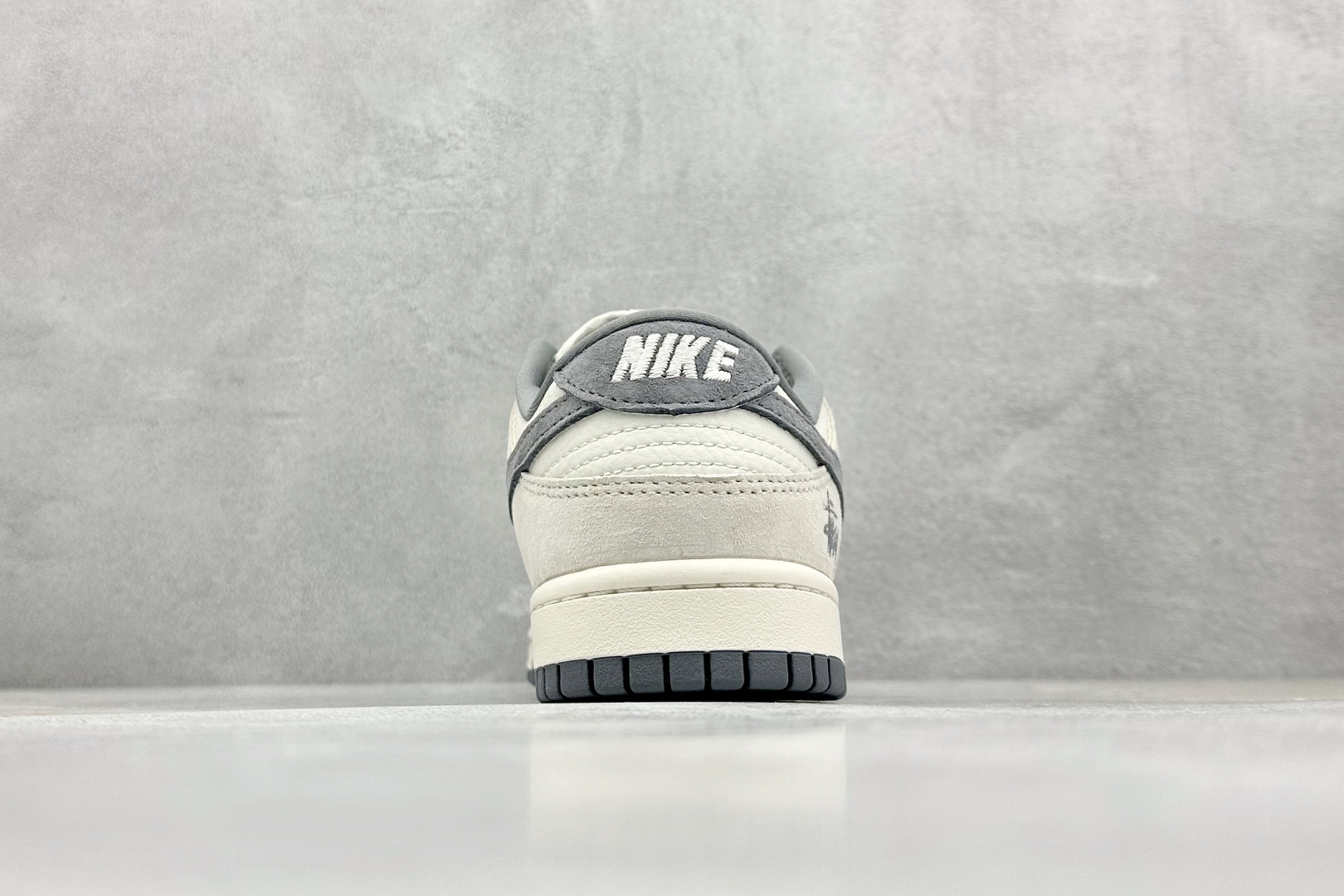终端放店
XC版 Stussy x Nk SB Dunk Low 斯图西联名-米灰猪八 周年高端定制