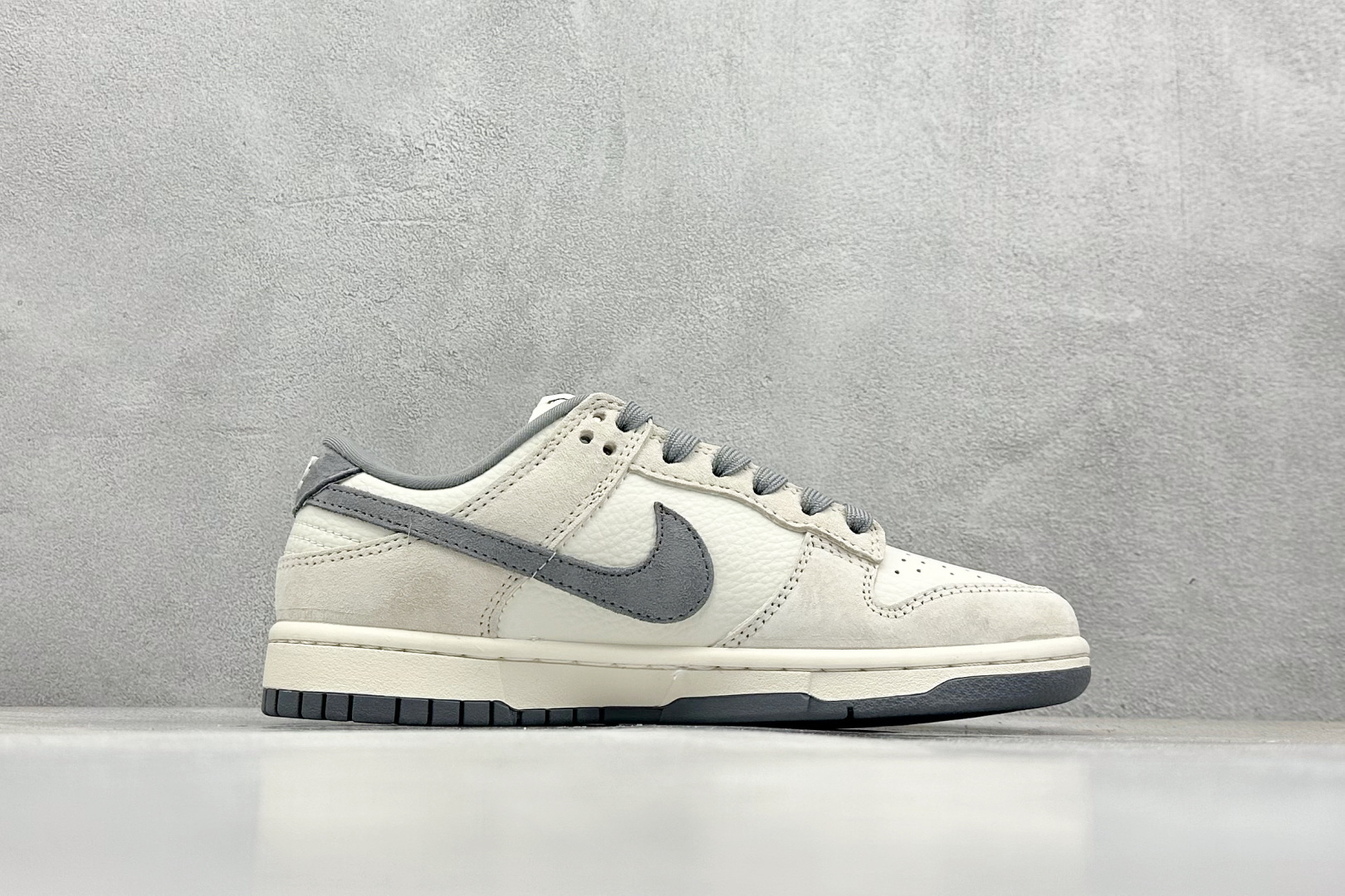 终端放店
XC版 Stussy x Nk SB Dunk Low 斯图西联名-米灰猪八 周年高端定制