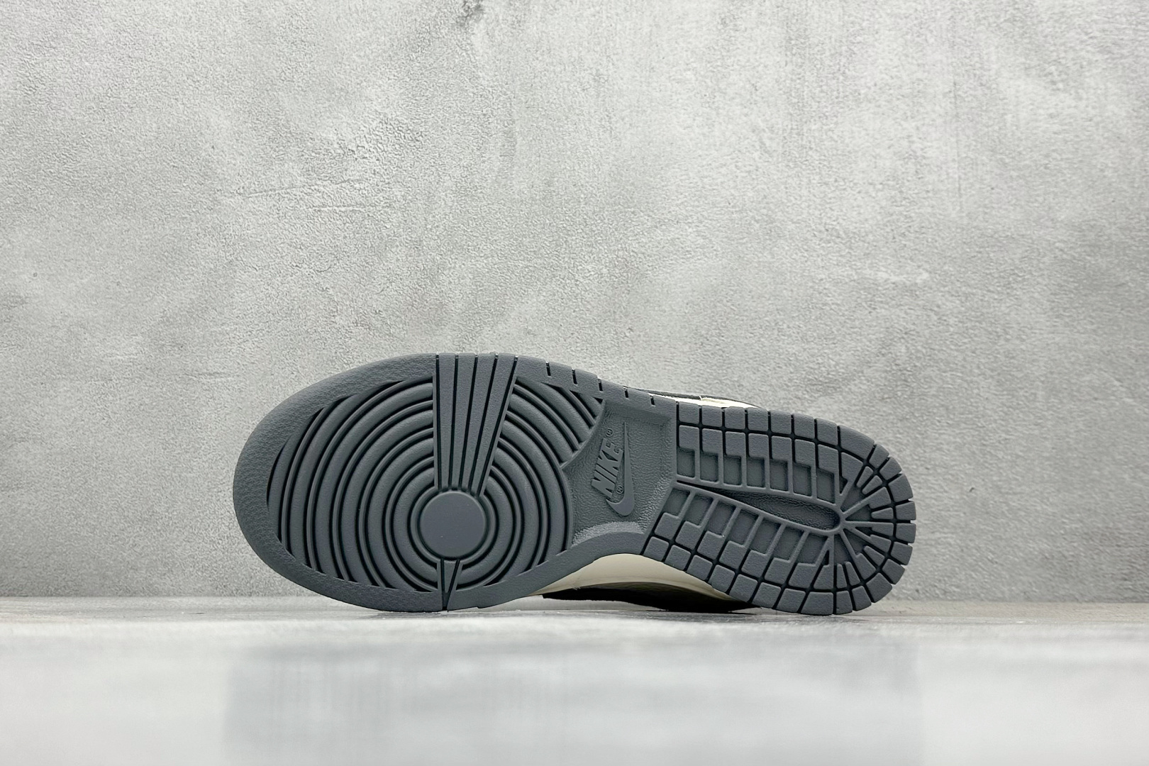 终端放店
XC版 Stussy x Nk SB Dunk Low 斯图西联名-米灰猪八 周年高端定制