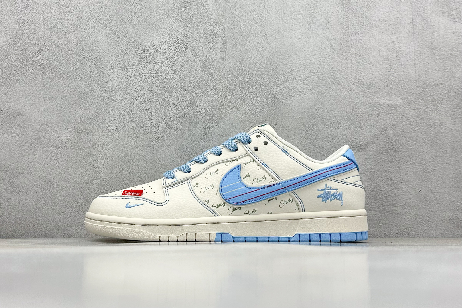  终端放店
XC版 Nike SB Dunk Low 斯图西联名 双拼蓝线 周年高端定制 低帮休闲板鞋
