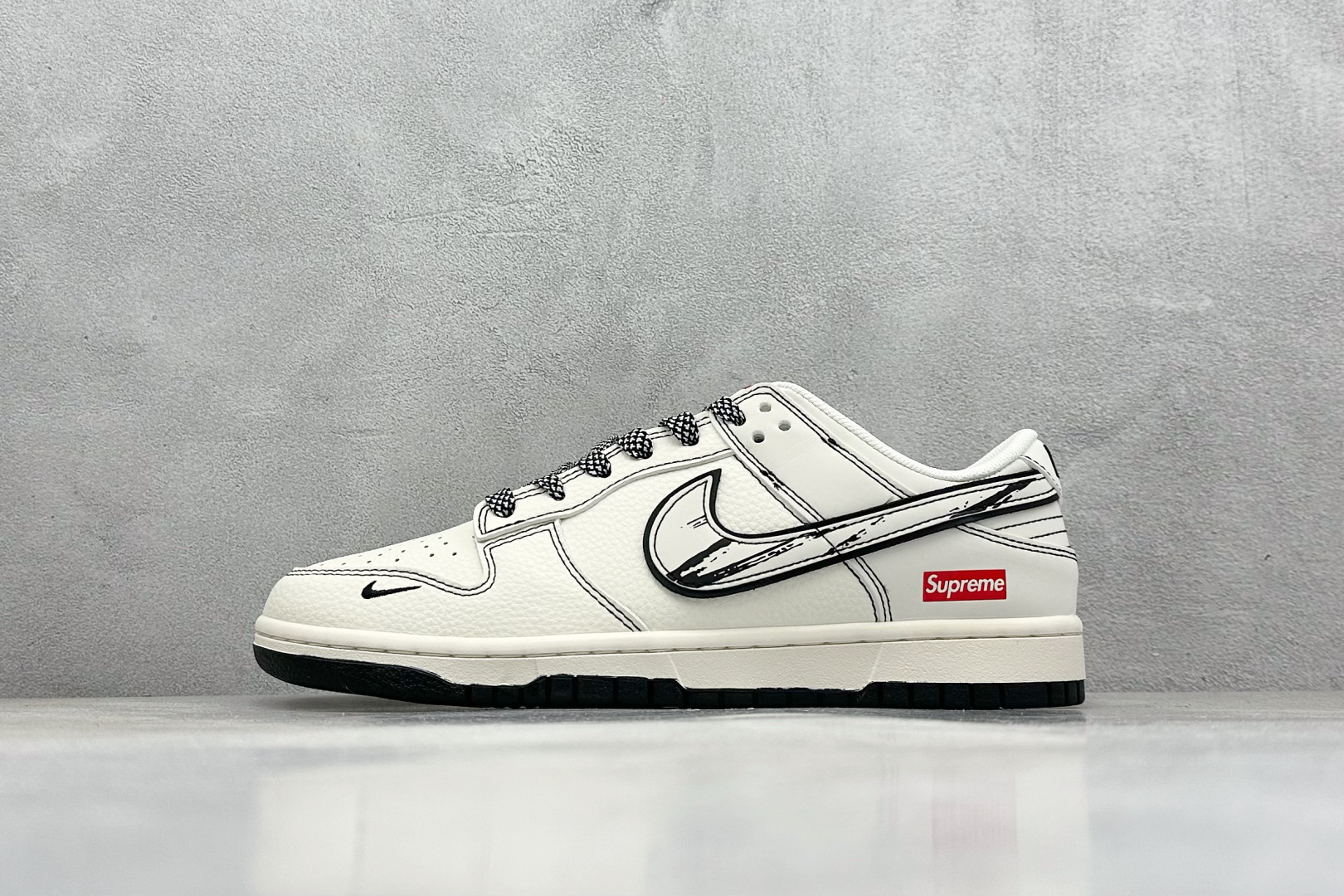  终端放店
XC版 Nike SB Dunk Low Supreme联名 涂鸦黑线 周年高端定制 低帮休