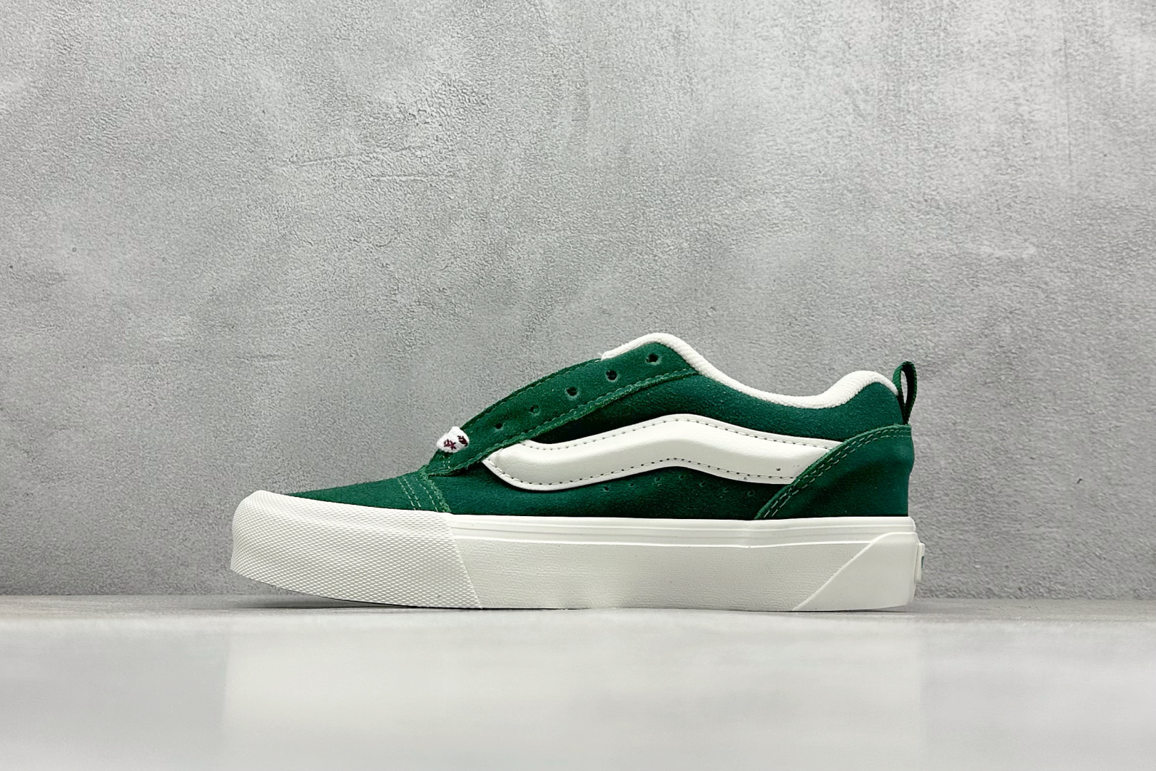  
Vans Knu Skool 白绿色
官方新款 复古休闲胖胖面包鞋
鞋侧立体大Logo 原版猪八皮面