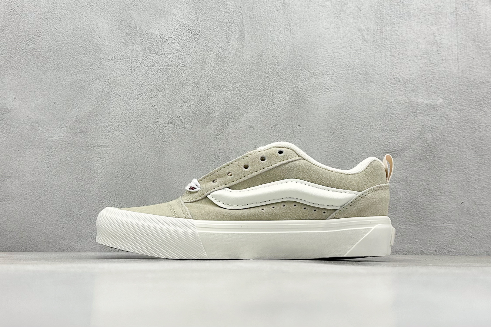 
Vans Knu Skool 米粉色
官方新款 复古休闲胖胖面包鞋
鞋侧立体大Logo 原版猪八皮面