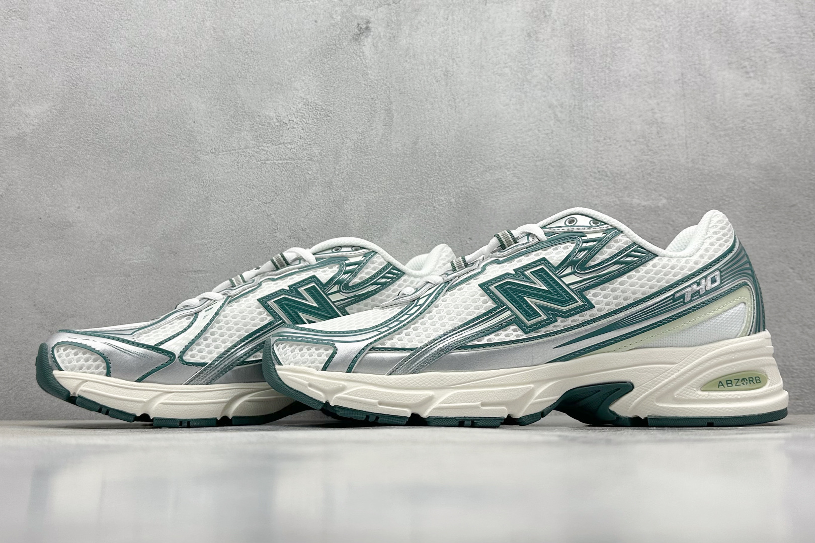  
K版 New Balance 740 复古跑鞋 
小红书爆款 官网售罄
这双鞋确实是NB家经典复古款