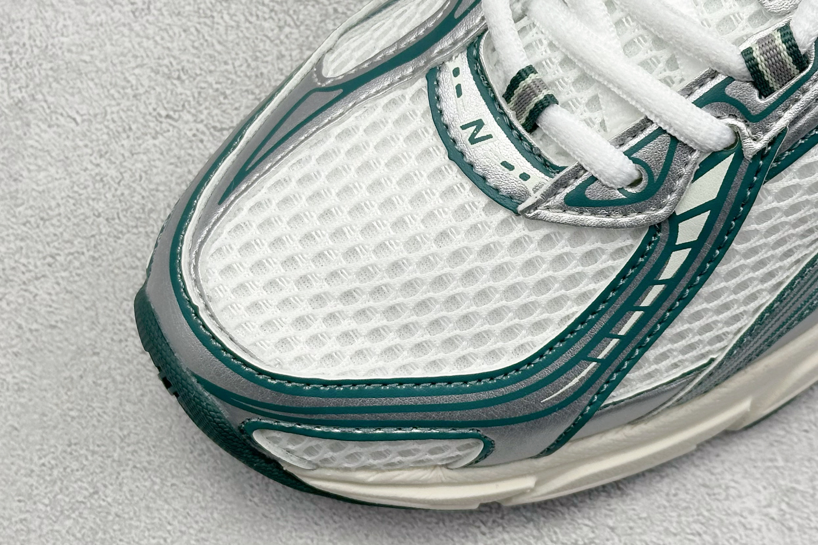  
K版 New Balance 740 复古跑鞋 
小红书爆款 官网售罄
这双鞋确实是NB家经典复古款