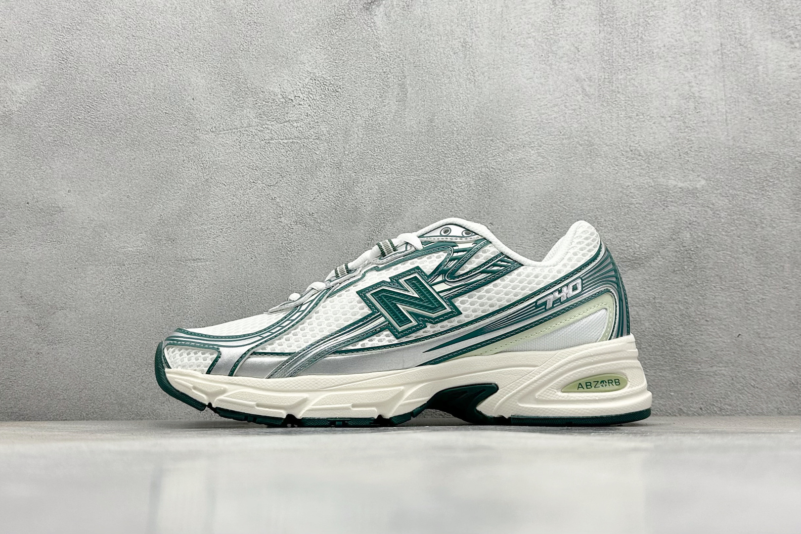  
K版 New Balance 740 复古跑鞋 
小红书爆款 官网售罄
这双鞋确实是NB家经典复古款