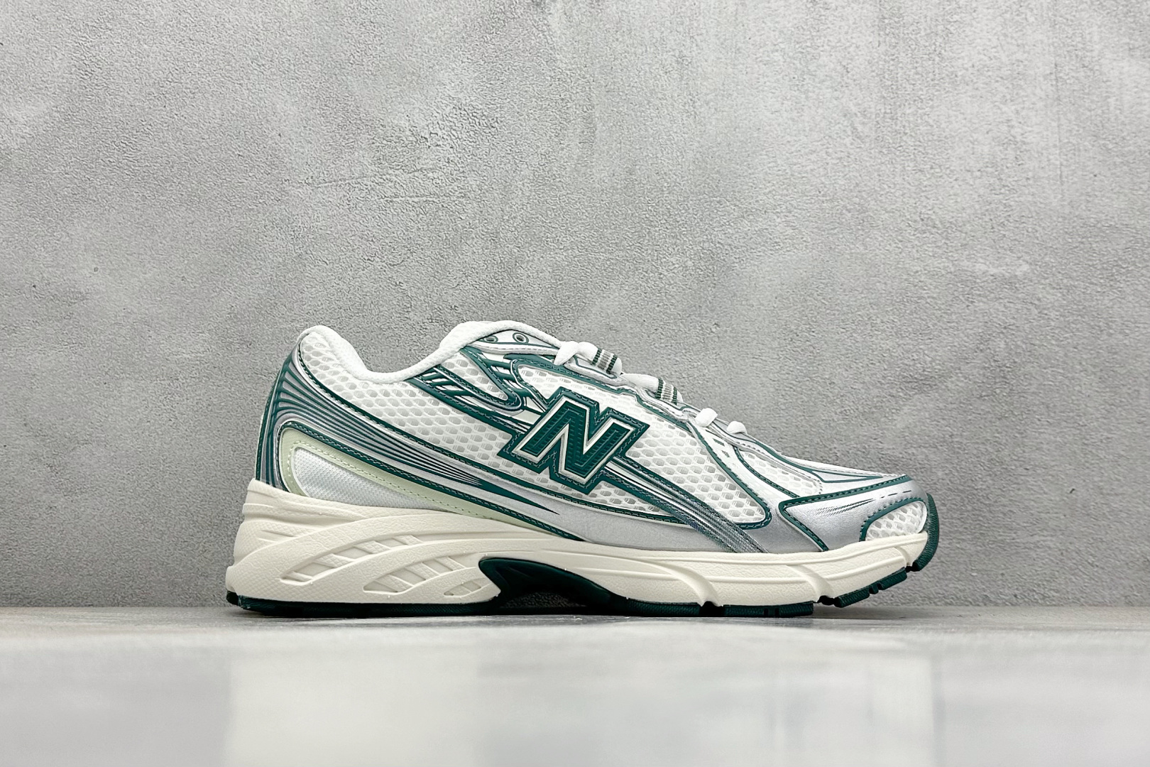 
K版 New Balance 740 复古跑鞋 
小红书爆款 官网售罄
这双鞋确实是NB家经典复古款