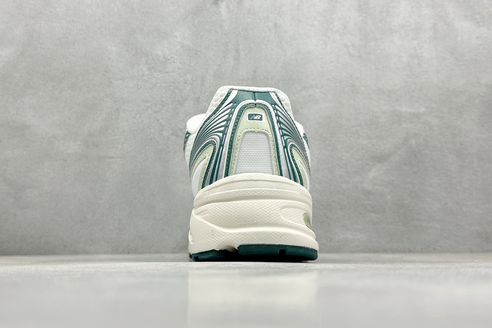  
K版 New Balance 740 复古跑鞋 
小红书爆款 官网售罄
这双鞋确实是NB家经典复古款