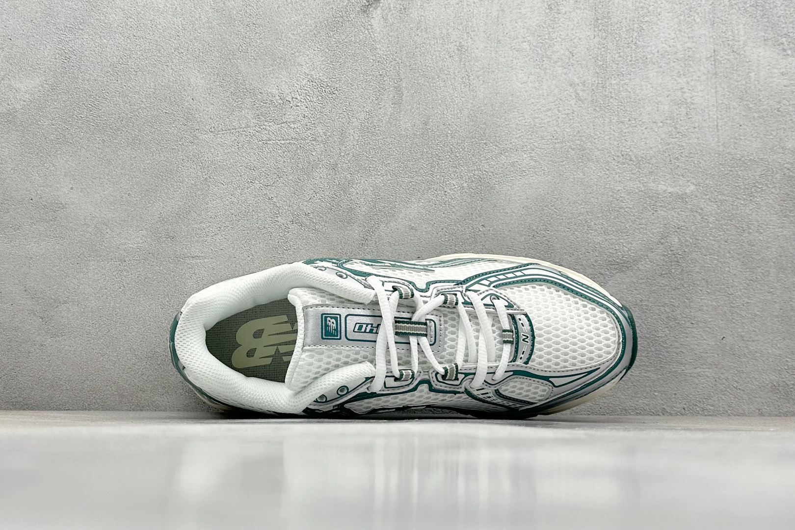  
K版 New Balance 740 复古跑鞋 
小红书爆款 官网售罄
这双鞋确实是NB家经典复古款