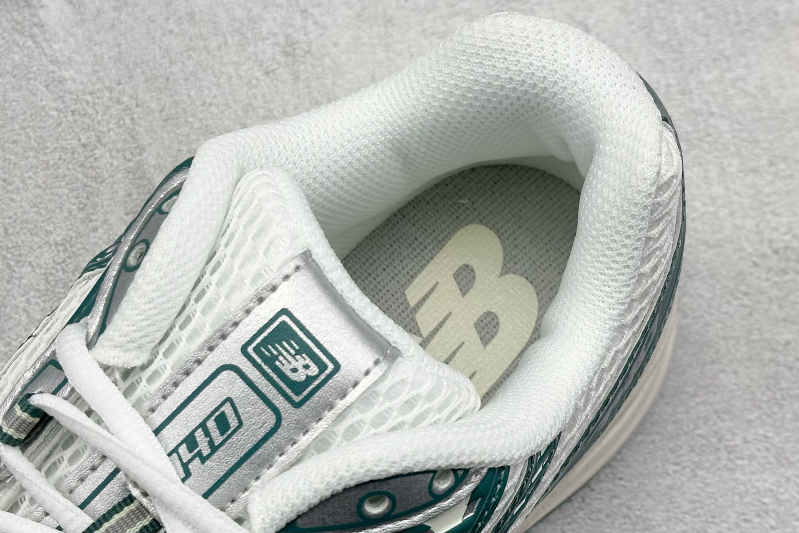  
K版 New Balance 740 复古跑鞋 
小红书爆款 官网售罄
这双鞋确实是NB家经典复古款