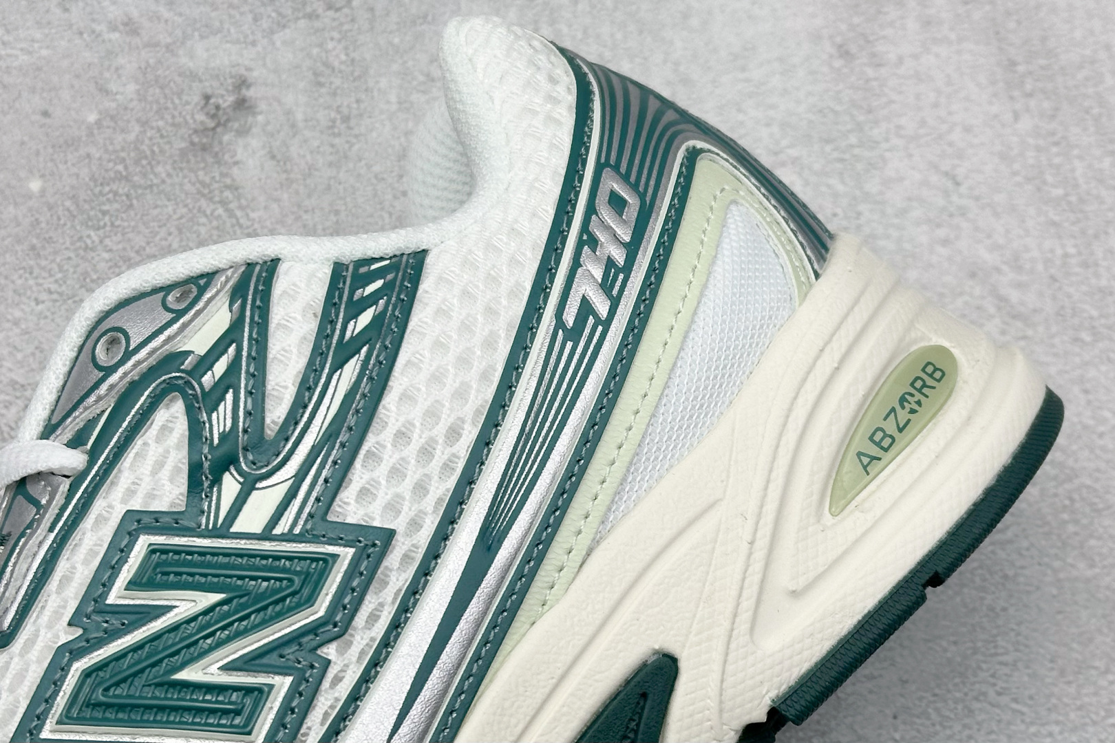  
K版 New Balance 740 复古跑鞋 
小红书爆款 官网售罄
这双鞋确实是NB家经典复古款