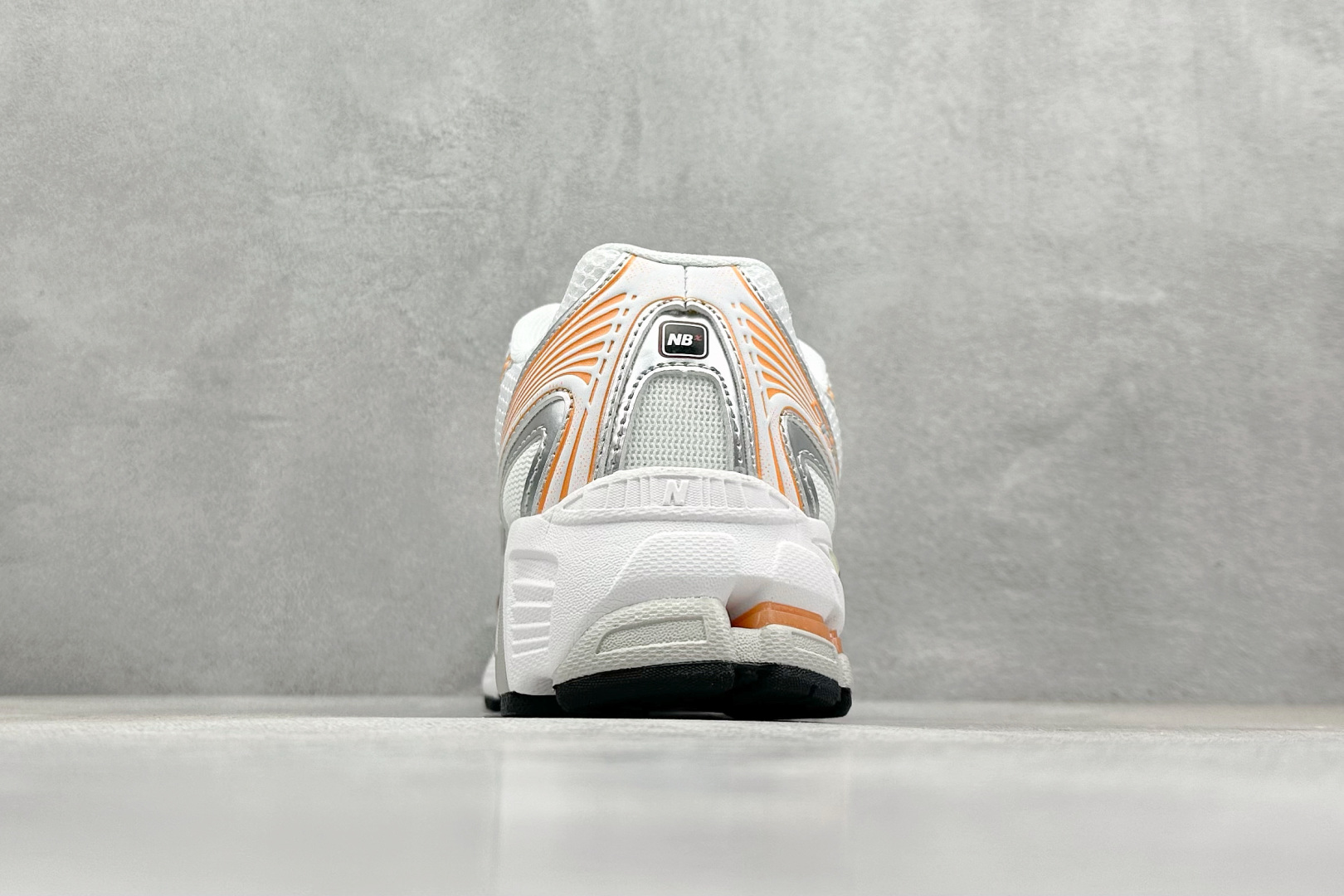  
K版 New Balance 740 复古跑鞋 
小红书爆款 官网售罄
这双鞋确实是NB家经典复古款
