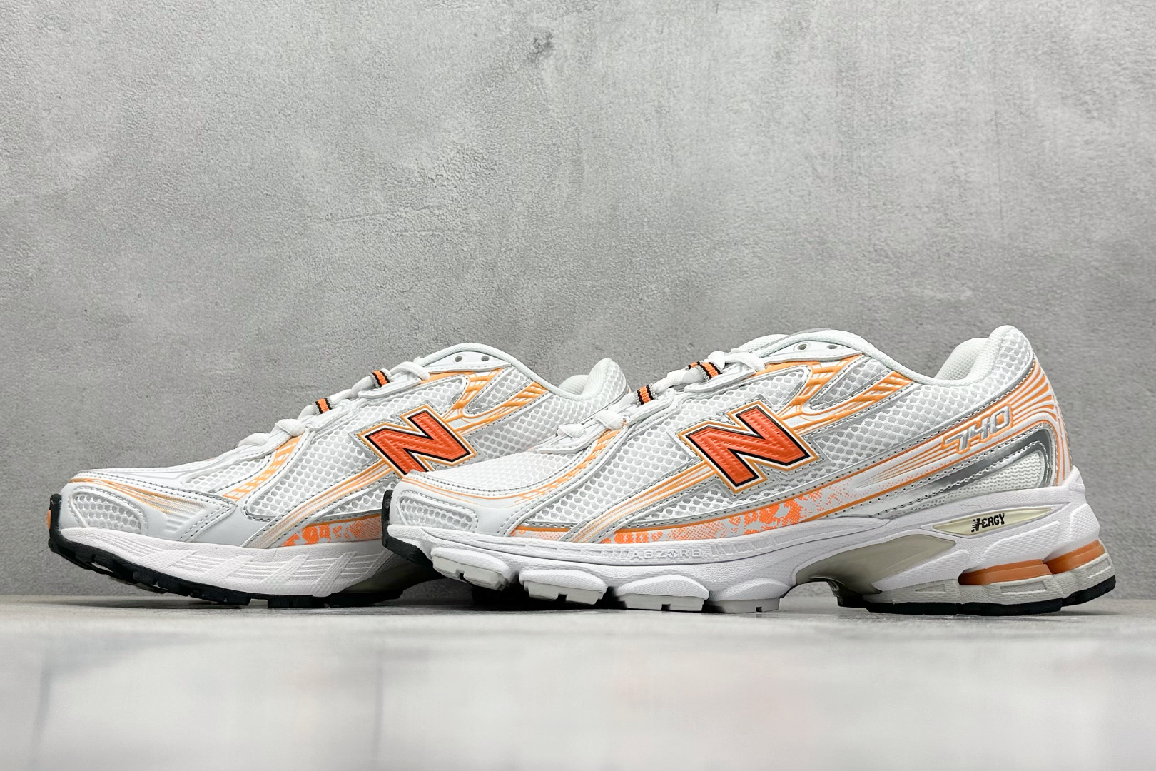 
K版 New Balance 740 复古跑鞋 
小红书爆款 官网售罄
这双鞋确实是NB家经典复古款