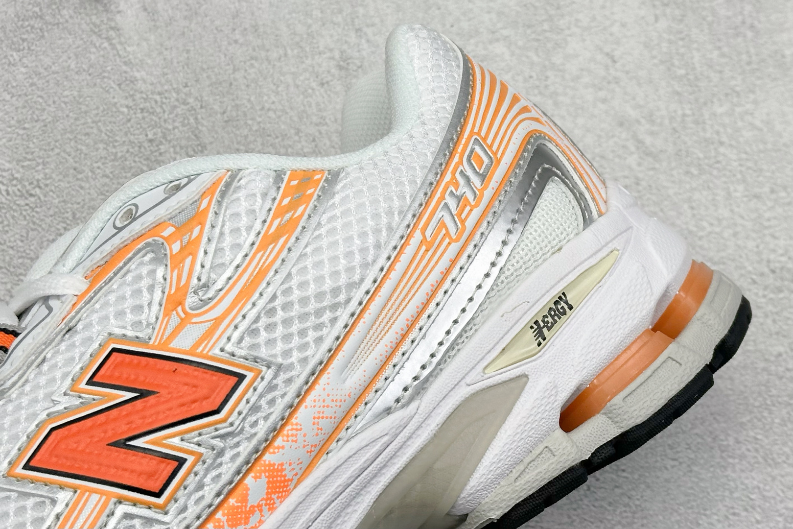  
K版 New Balance 740 复古跑鞋 
小红书爆款 官网售罄
这双鞋确实是NB家经典复古款