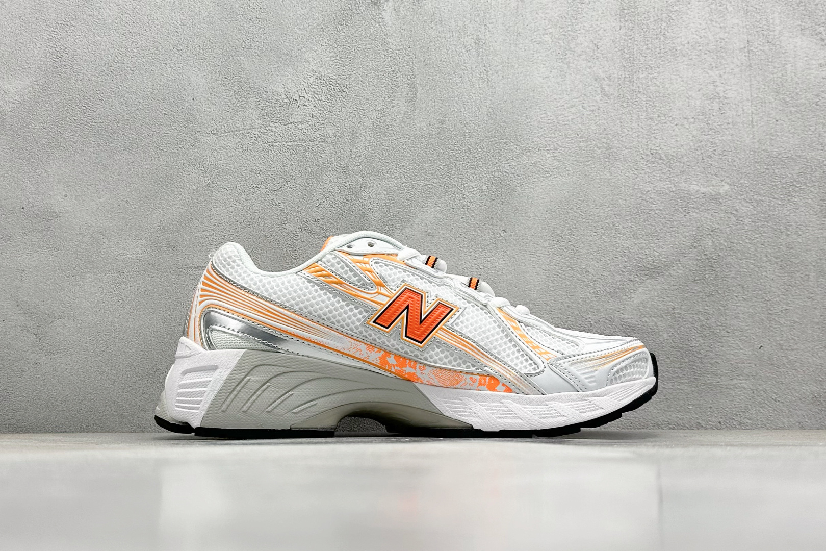  
K版 New Balance 740 复古跑鞋 
小红书爆款 官网售罄
这双鞋确实是NB家经典复古款
