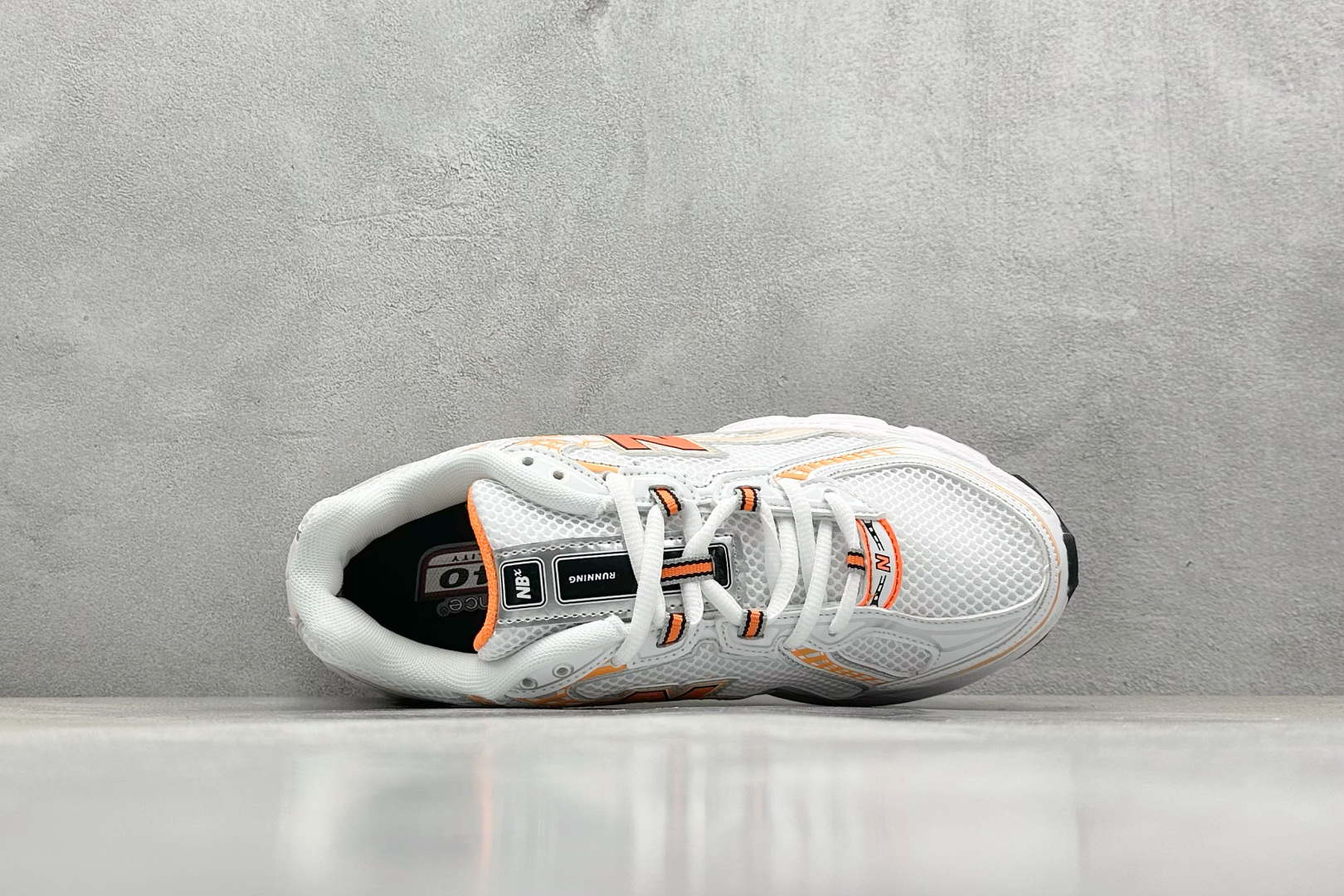  
K版 New Balance 740 复古跑鞋 
小红书爆款 官网售罄
这双鞋确实是NB家经典复古款