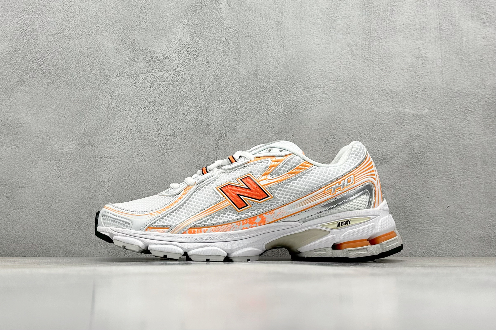  
K版 New Balance 740 复古跑鞋 
小红书爆款 官网售罄
这双鞋确实是NB家经典复古款