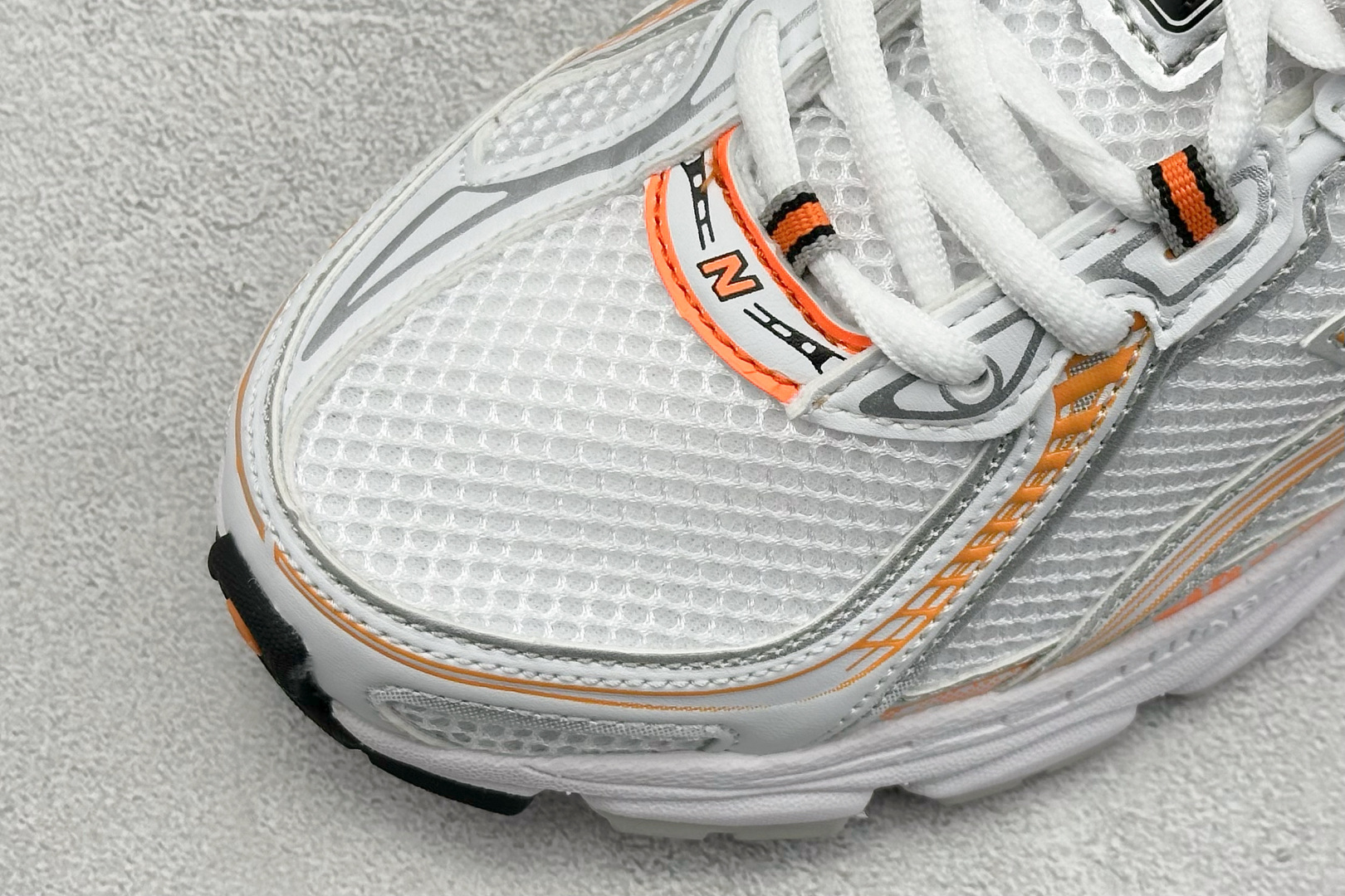  
K版 New Balance 740 复古跑鞋 
小红书爆款 官网售罄
这双鞋确实是NB家经典复古款
