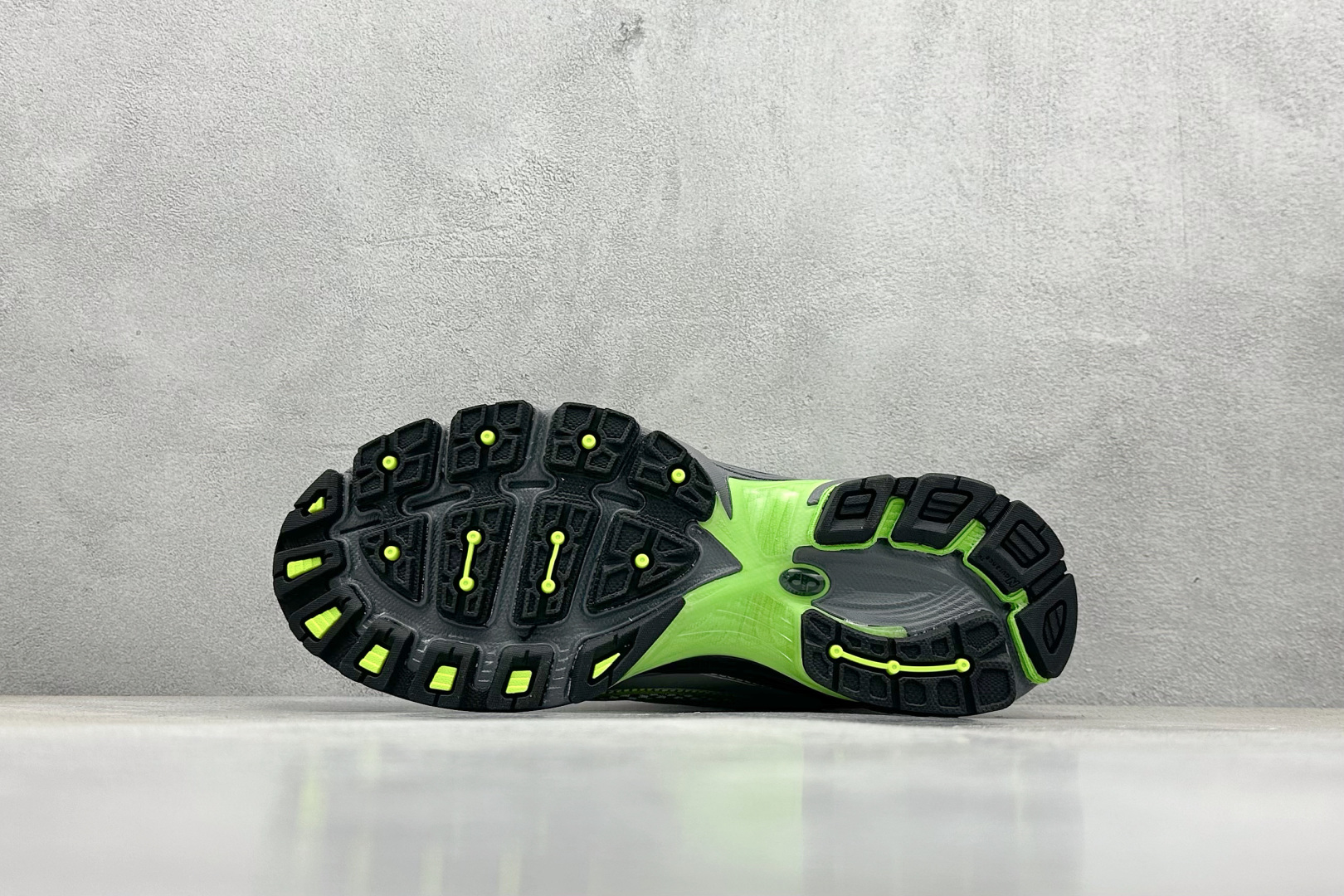  
K版 New Balance 740 复古跑鞋 
小红书爆款 官网售罄
这双鞋确实是NB家经典复古款