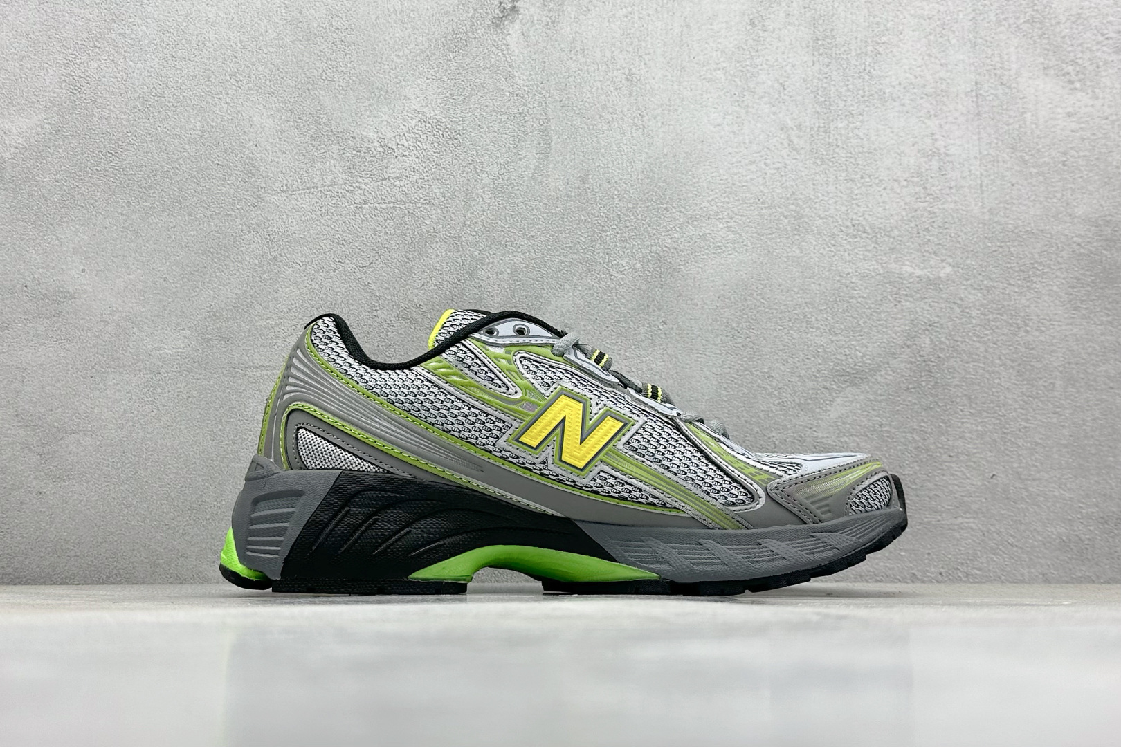  
K版 New Balance 740 复古跑鞋 
小红书爆款 官网售罄
这双鞋确实是NB家经典复古款