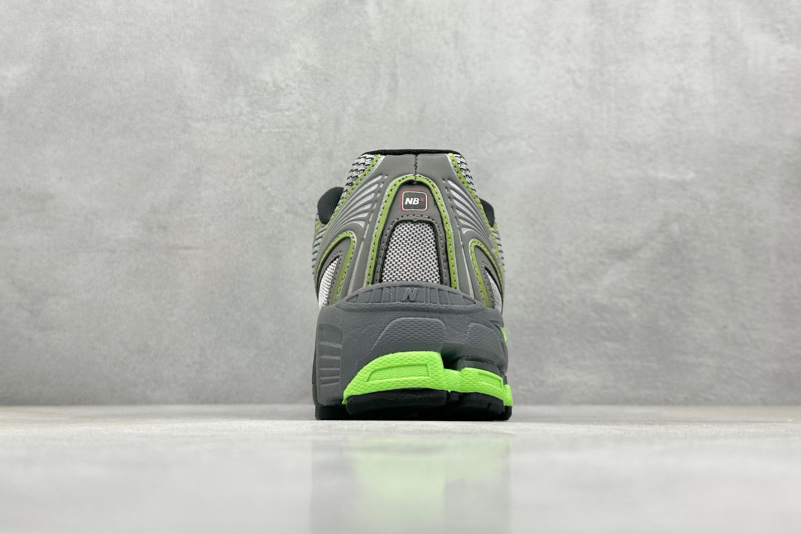  
K版 New Balance 740 复古跑鞋 
小红书爆款 官网售罄
这双鞋确实是NB家经典复古款