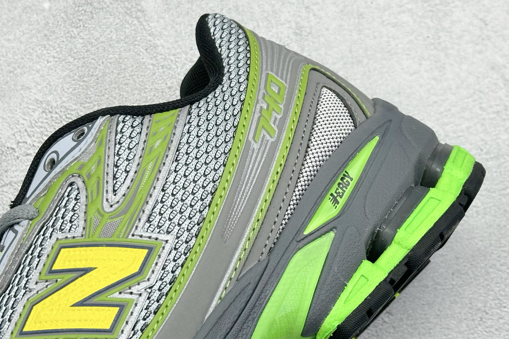  
K版 New Balance 740 复古跑鞋 
小红书爆款 官网售罄
这双鞋确实是NB家经典复古款