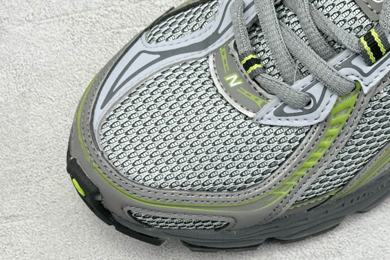  
K版 New Balance 740 复古跑鞋 
小红书爆款 官网售罄
这双鞋确实是NB家经典复古款
