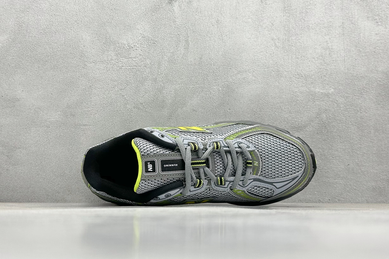  
K版 New Balance 740 复古跑鞋 
小红书爆款 官网售罄
这双鞋确实是NB家经典复古款
