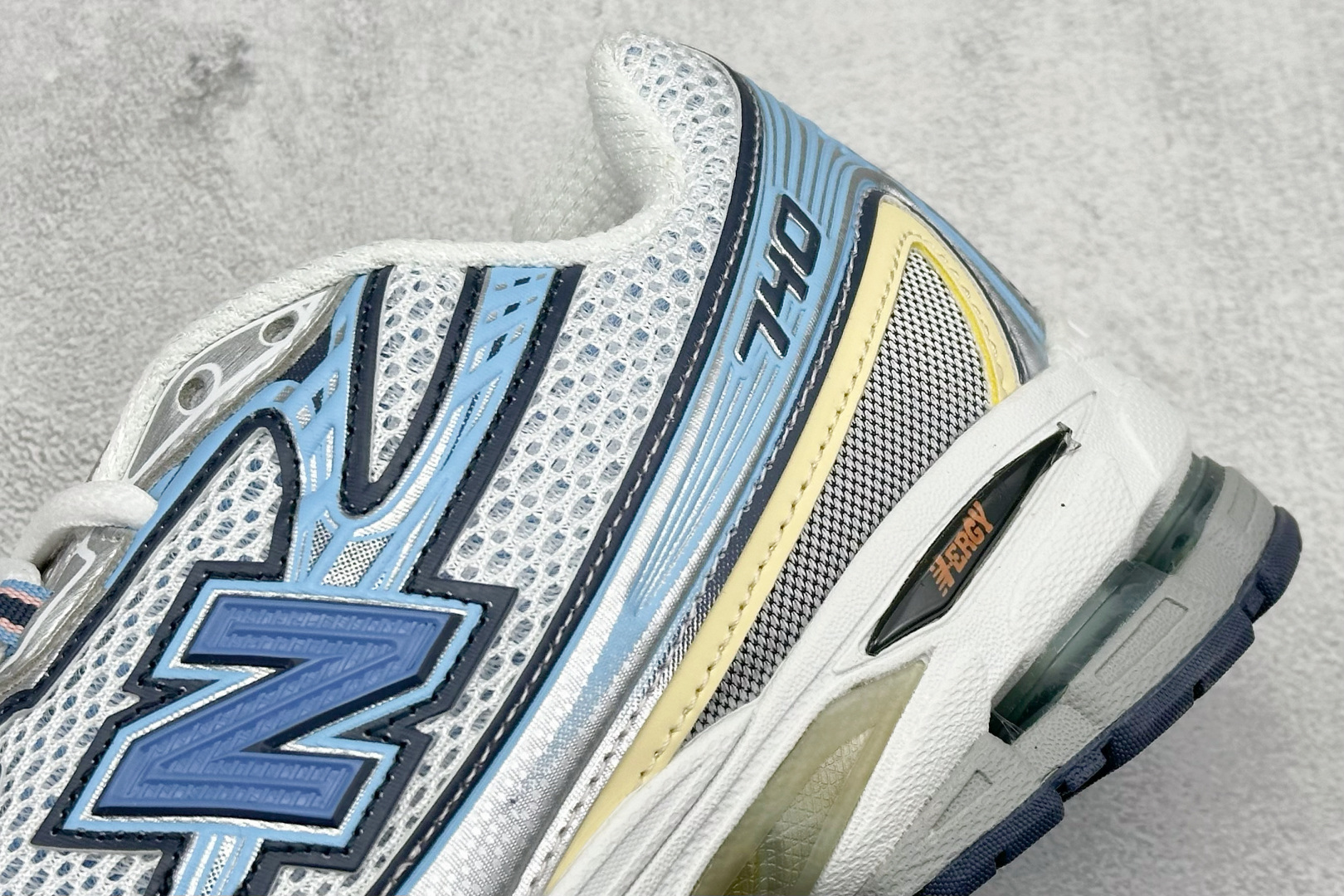  
K版 New Balance 740 复古跑鞋 
小红书爆款 官网售罄
这双鞋确实是NB家经典复古款
