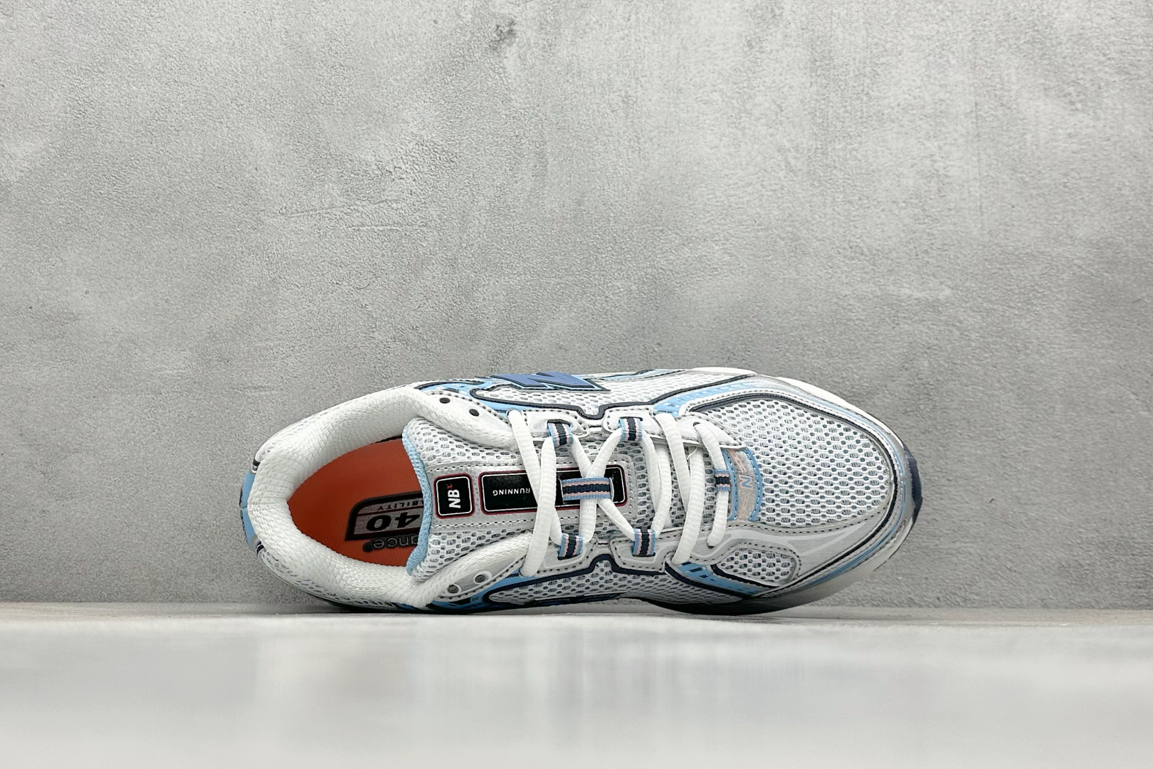  
K版 New Balance 740 复古跑鞋 
小红书爆款 官网售罄
这双鞋确实是NB家经典复古款