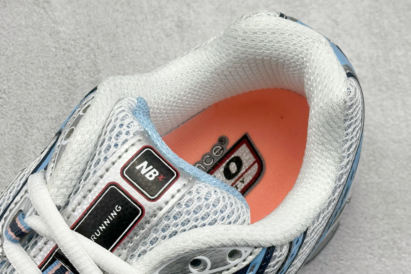  
K版 New Balance 740 复古跑鞋 
小红书爆款 官网售罄
这双鞋确实是NB家经典复古款