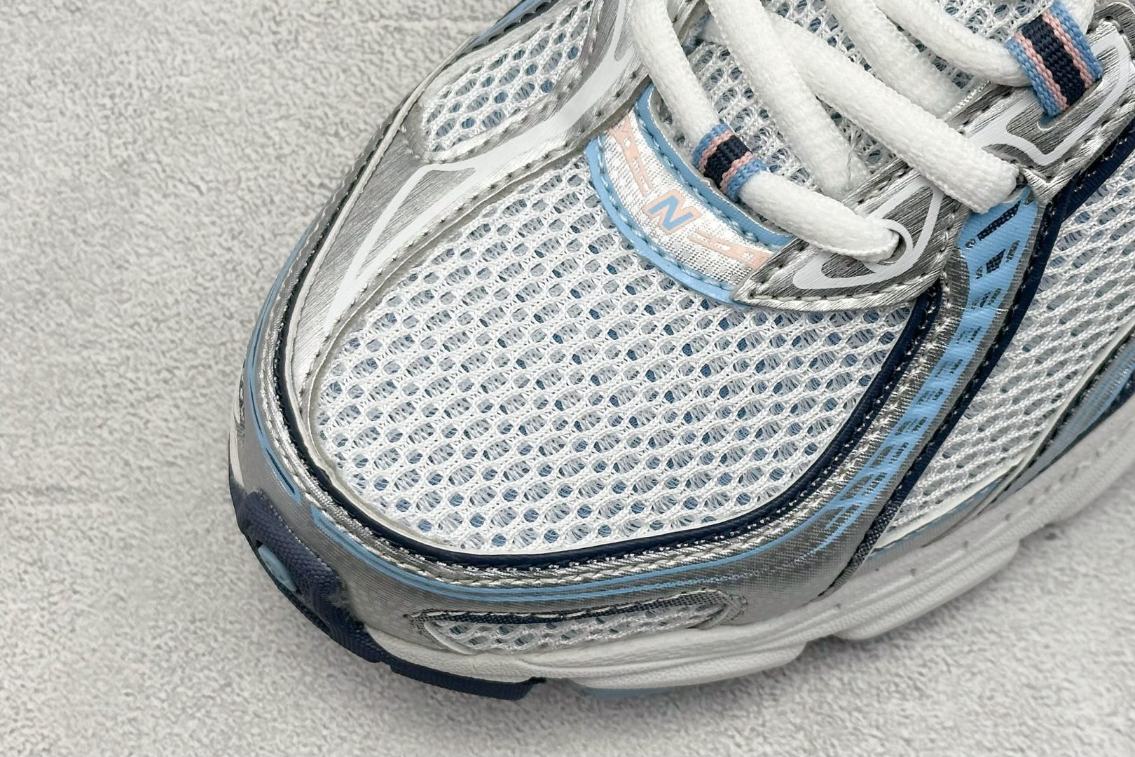  
K版 New Balance 740 复古跑鞋 
小红书爆款 官网售罄
这双鞋确实是NB家经典复古款