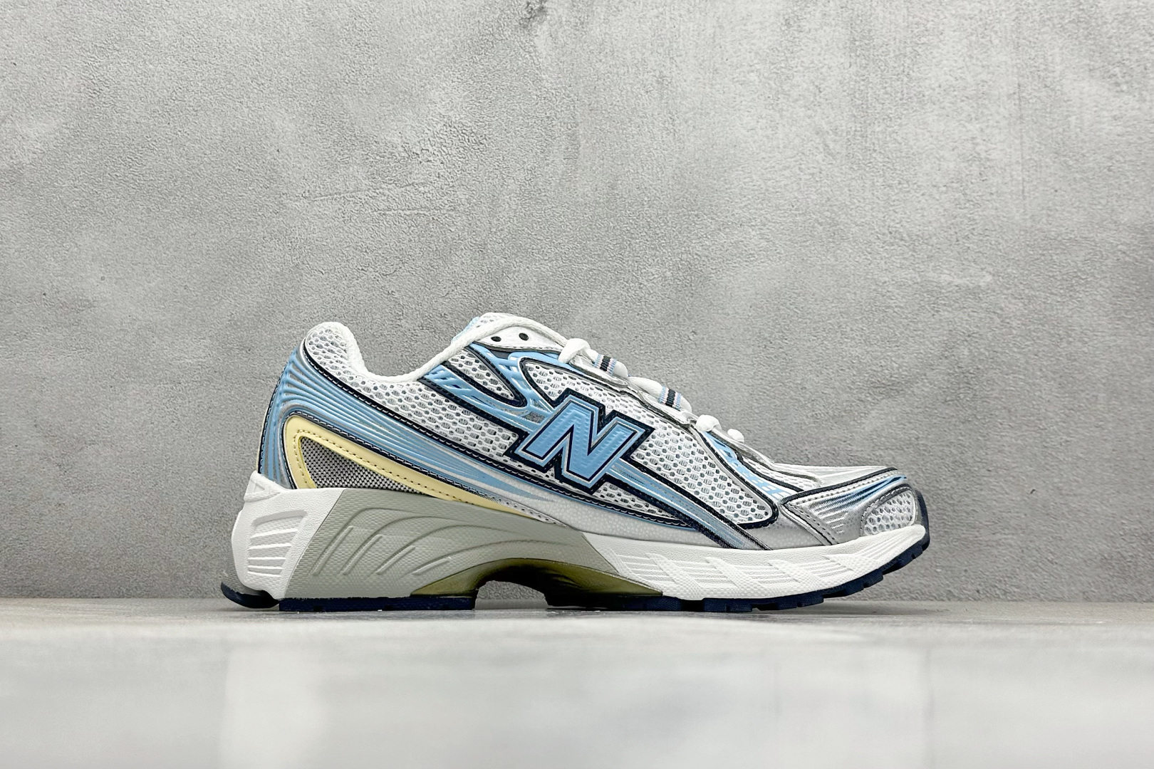  
K版 New Balance 740 复古跑鞋 
小红书爆款 官网售罄
这双鞋确实是NB家经典复古款