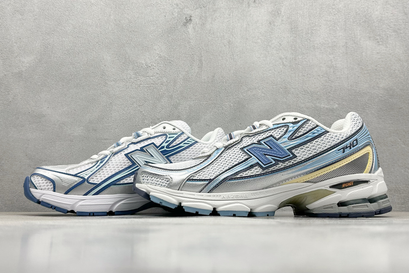  
K版 New Balance 740 复古跑鞋 
小红书爆款 官网售罄
这双鞋确实是NB家经典复古款