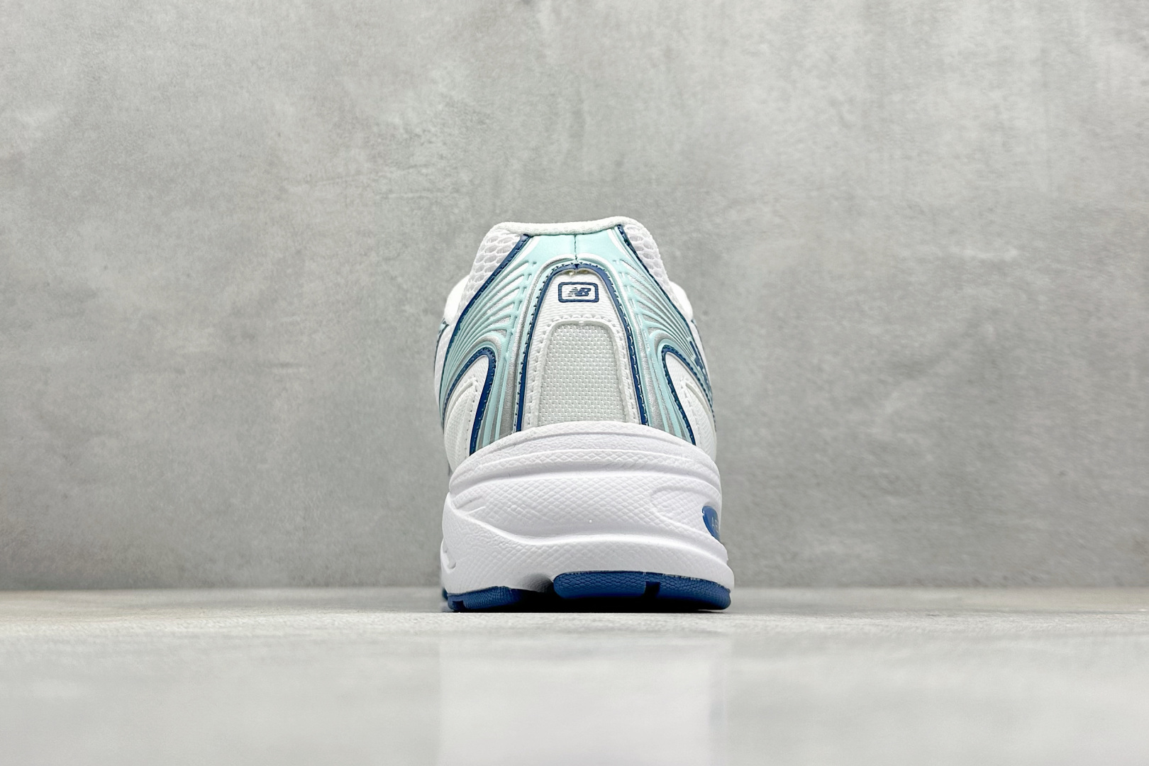  
K版 New Balance 740 复古跑鞋 
小红书爆款 官网售罄
这双鞋确实是NB家经典复古款