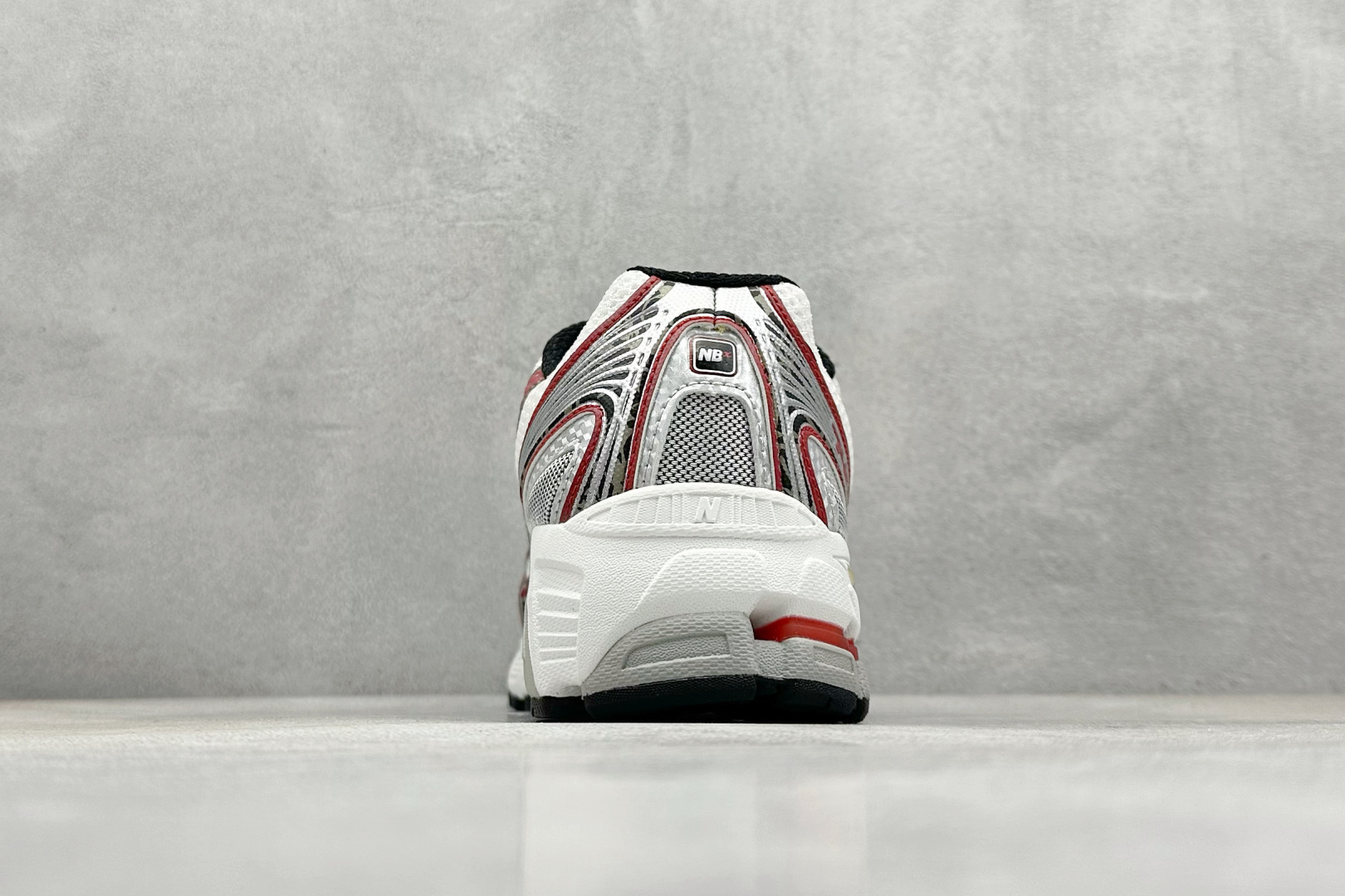  
K版 New Balance 740 复古跑鞋 
小红书爆款 官网售罄
这双鞋确实是NB家经典复古款