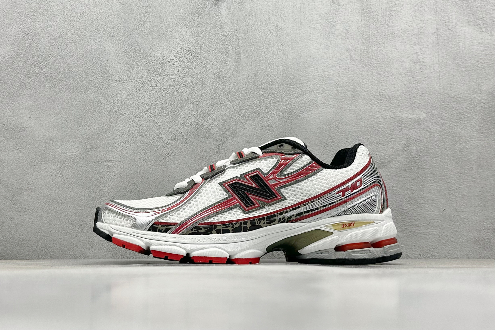  
K版 New Balance 740 复古跑鞋 
小红书爆款 官网售罄
这双鞋确实是NB家经典复古款