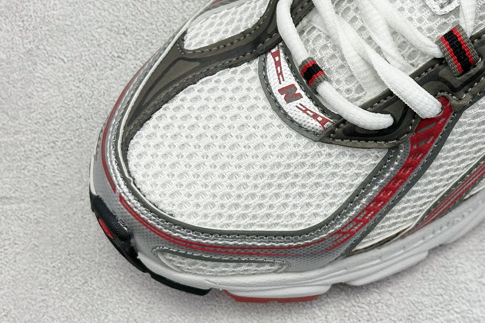  
K版 New Balance 740 复古跑鞋 
小红书爆款 官网售罄
这双鞋确实是NB家经典复古款