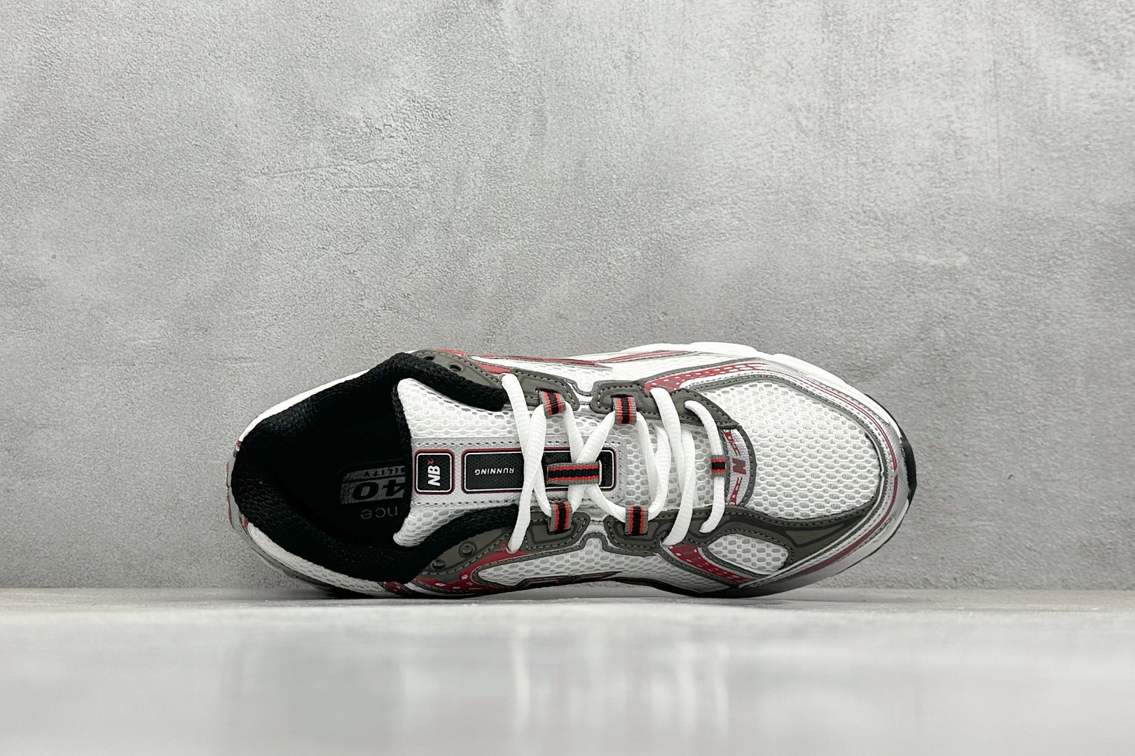  
K版 New Balance 740 复古跑鞋 
小红书爆款 官网售罄
这双鞋确实是NB家经典复古款