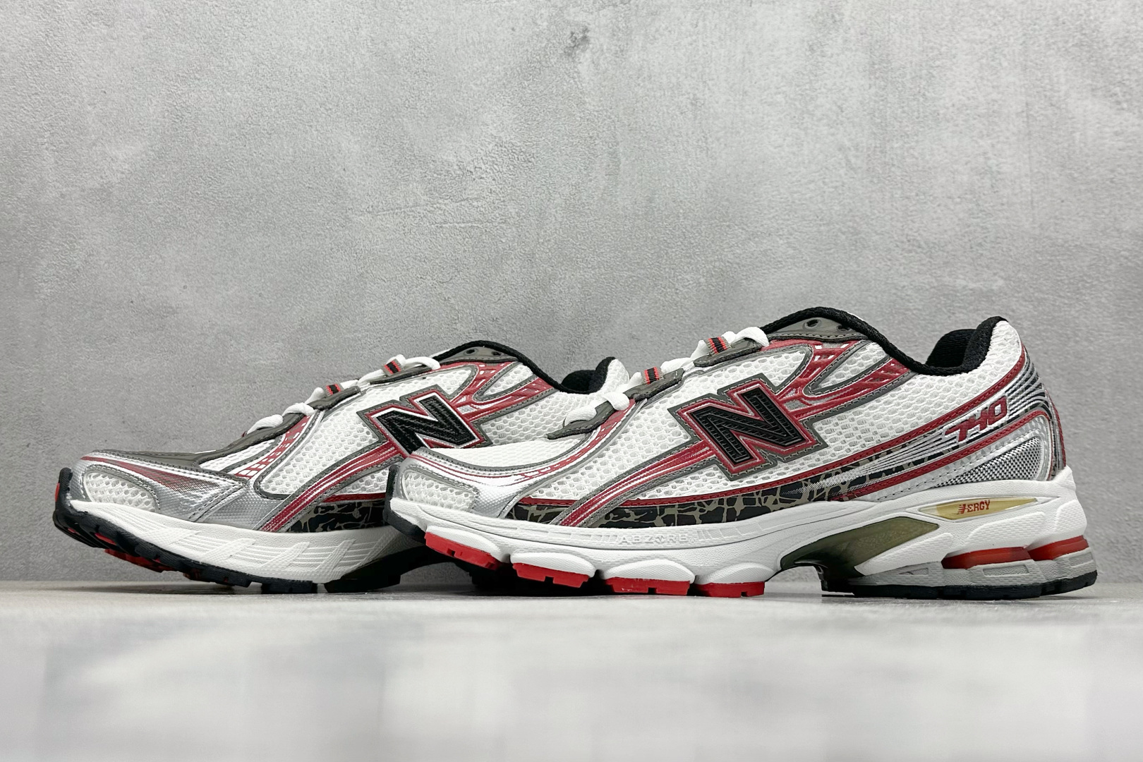  
K版 New Balance 740 复古跑鞋 
小红书爆款 官网售罄
这双鞋确实是NB家经典复古款