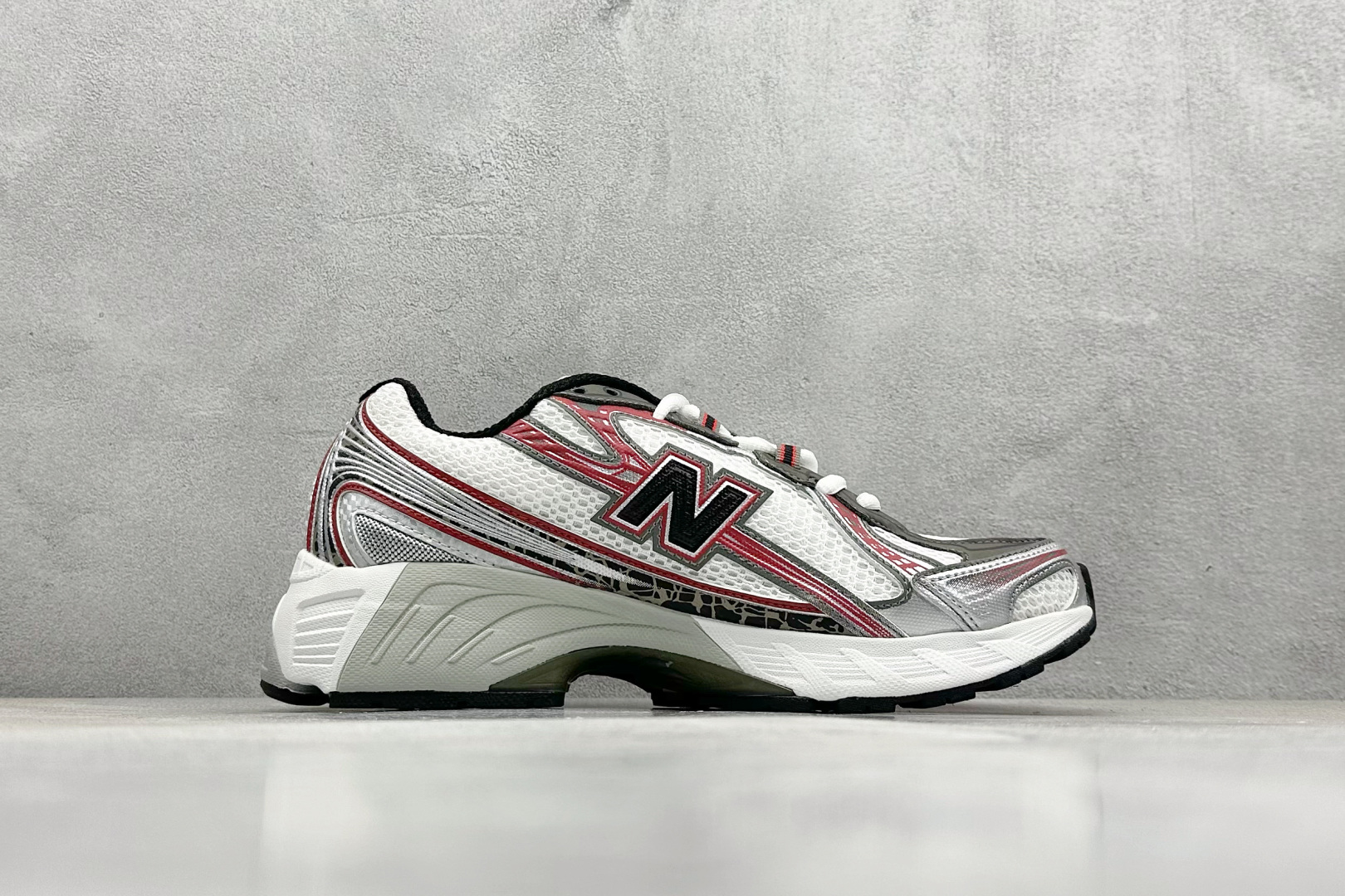  
K版 New Balance 740 复古跑鞋 
小红书爆款 官网售罄
这双鞋确实是NB家经典复古款