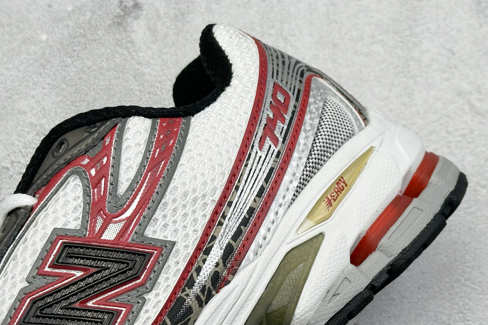  
K版 New Balance 740 复古跑鞋 
小红书爆款 官网售罄
这双鞋确实是NB家经典复古款